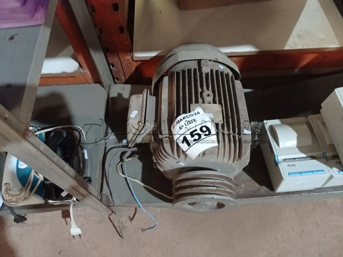 LOTE 159 - 01 MOTOR ELÉTRICO. (NO ESTADO) ATENÇÃO! FAZER A VISITAÇÃO ANTES DE ARREMATAR, NÃO SABEMOS SE FUNCIONA. LEILÃO NÃO TEM GARANTIA E NEM DEVOLUÇÃO, SUJEITO A POSSÍVEIS AVARIAS VISÍVEIS/OCULTAS E/OU AUSÊNCIA DE COMPONENTES.