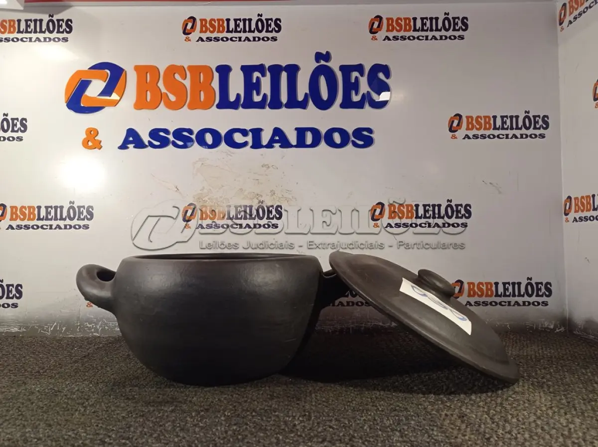 LOTE 090 - 01 PANELA DE BARRO. (NO ESTADO) ATENÇÃO! FAZER A VISITAÇÃO ANTES DE ARREMATAR, NÃO SABEMOS SE FUNCIONA. LEILÃO NÃO TEM GARANTIA E NEM DEVOLUÇÃO, SUJEITO A POSSÍVEIS AVARIAS VISÍVEIS/OCULTAS E/OU AUSÊNCIA DE COMPONENTES.