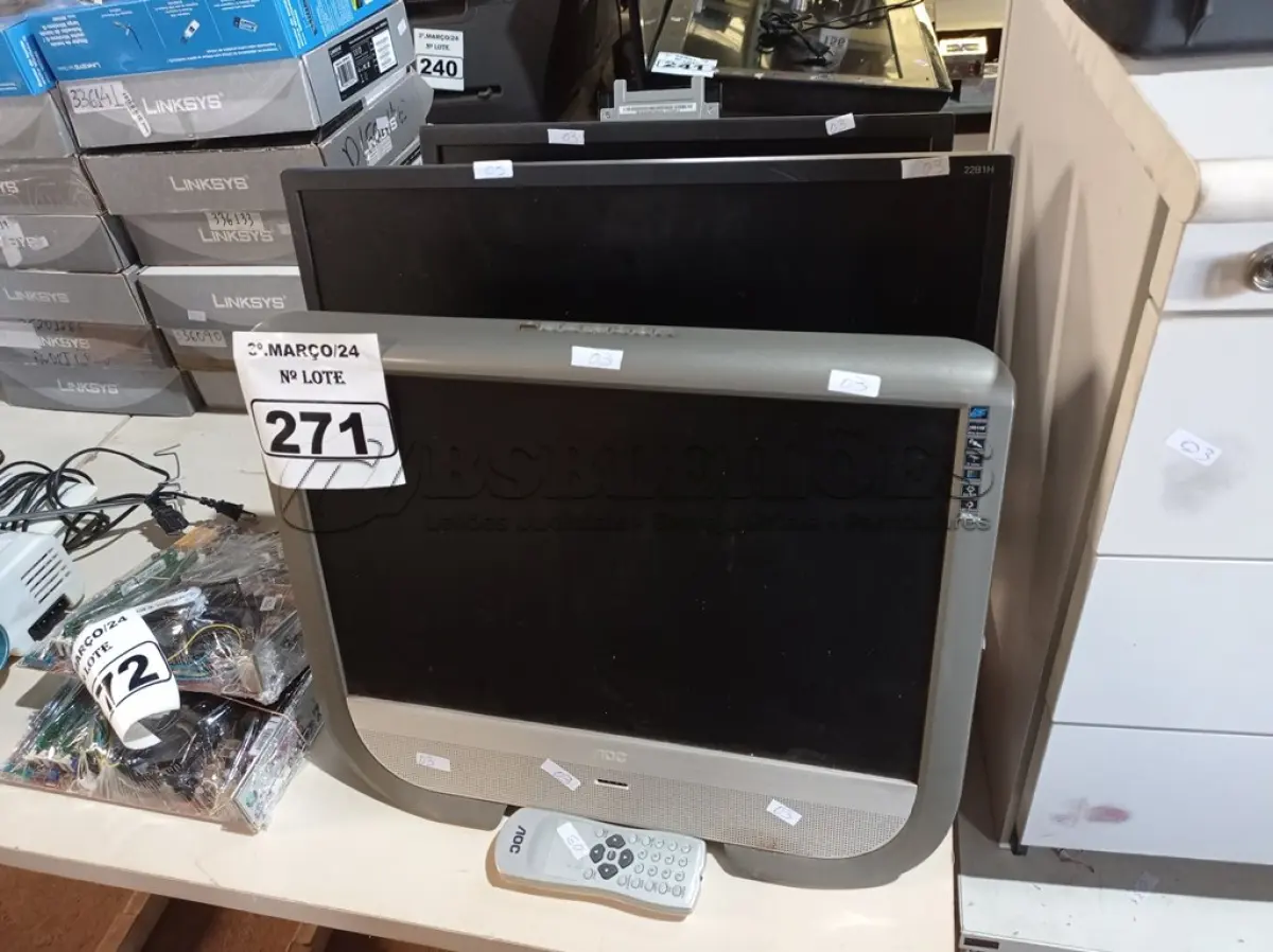 LOTE 271 - 04 MONITORES MARCAS E MODELOS DIVERSOS PARA RETIRADA DE PEÇAS. (NO ESTADO) ATENÇÃO! FAZER A VISITAÇÃO ANTES DE ARREMATAR, NÃO SABEMOS SE FUNCIONA. LEILÃO NÃO TEM GARANTIA E NEM DEVOLUÇÃO, SUJEITO A POSSÍVEIS AVARIAS VISÍVEIS/OCULTAS E/OU AUSÊNCIA DE COMPONENTES.