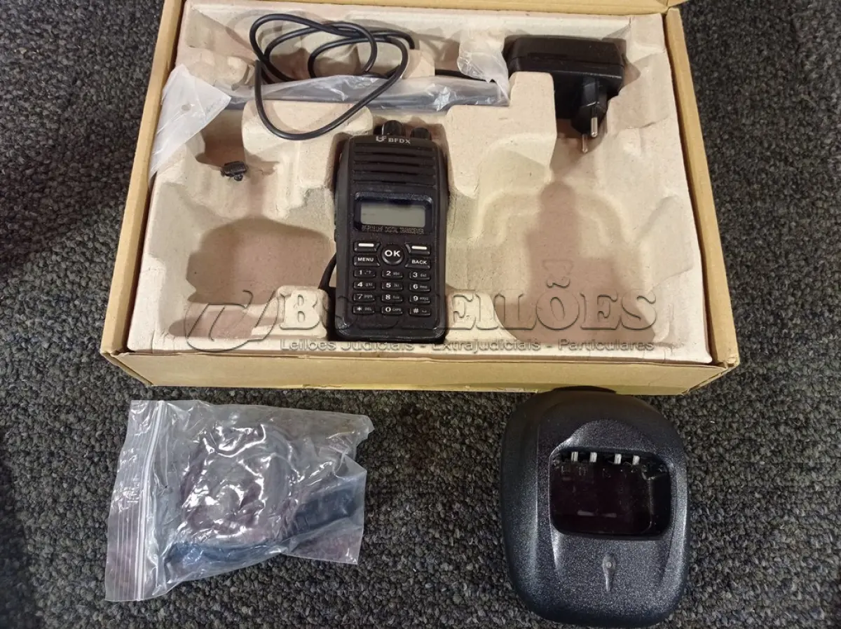 LOTE 005 - 01 RÁDIO COMUNICADOR. (NO ESTADO) ATENÇÃO! FAZER A VISITAÇÃO ANTES DE ARREMATAR, NÃO SABEMOS SE FUNCIONA. LEILÃO NÃO TEM GARANTIA E NEM DEVOLUÇÃO, SUJEITO A POSSÍVEIS AVARIAS VISÍVEIS/OCULTAS E/OU AUSÊNCIA DE COMPONENTES.
