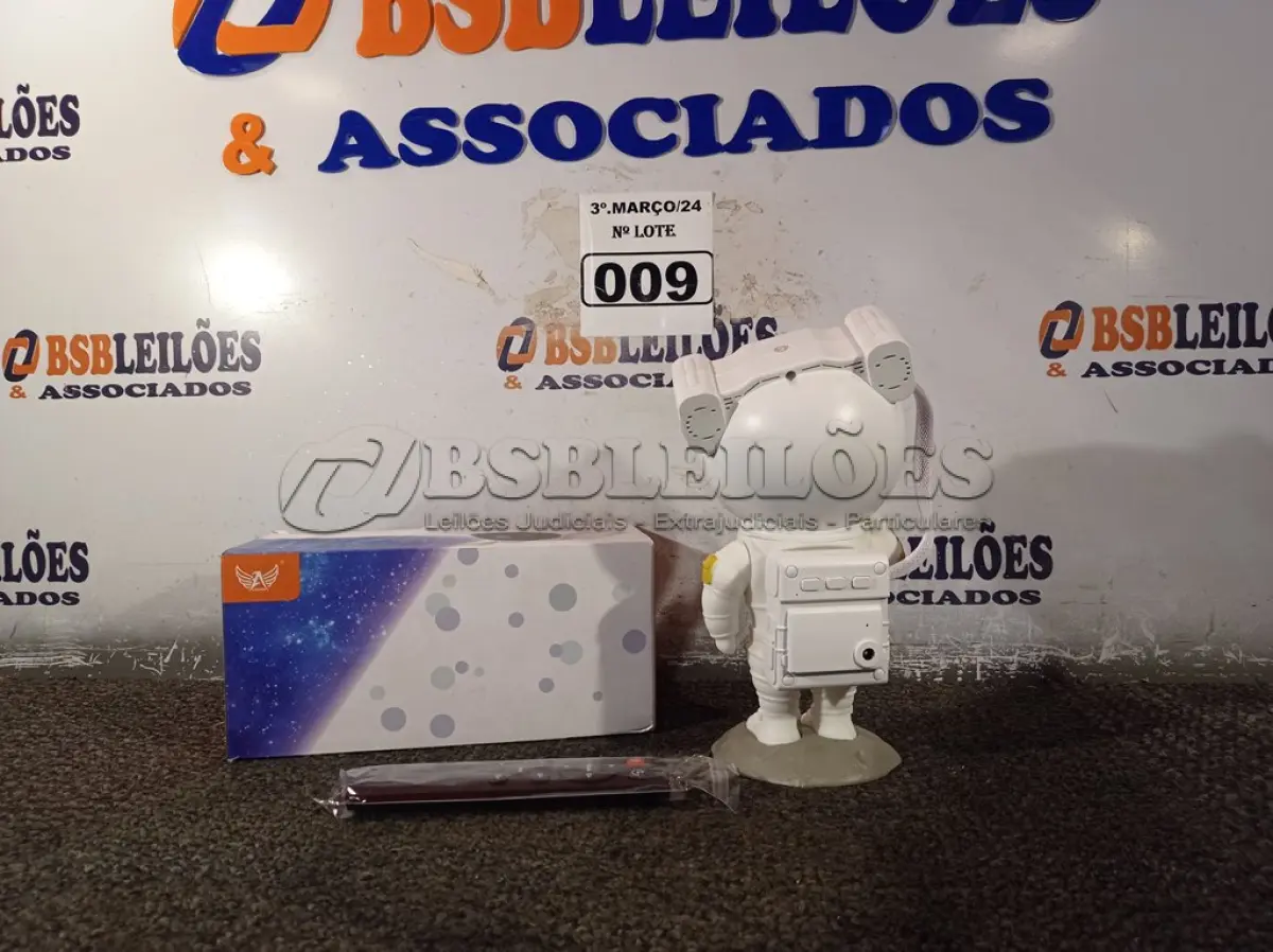LOTE 009 - 01 PROJETOR ASTRONAUTA GALÁXIA DE LUZES. (NO ESTADO) ATENÇÃO! FAZER A VISITAÇÃO ANTES DE ARREMATAR, NÃO SABEMOS SE FUNCIONA. LEILÃO NÃO TEM GARANTIA E NEM DEVOLUÇÃO, SUJEITO A POSSÍVEIS AVARIAS VISÍVEIS/OCULTAS E/OU AUSÊNCIA DE COMPONENTES.