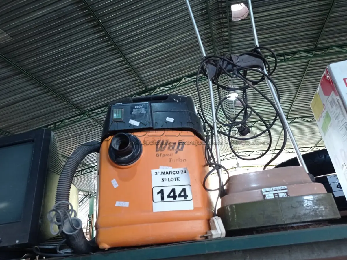 LOTE 144 - 02 ASPIRADORES DE PÓ E 01 ENCERADEIRA MARCAS E MODELOS DIVERSOS. (NO ESTADO) ATENÇÃO! FAZER A VISITAÇÃO ANTES DE ARREMATAR, NÃO SABEMOS SE FUNCIONA. LEILÃO NÃO TEM GARANTIA E NEM DEVOLUÇÃO, SUJEITO A POSSÍVEIS AVARIAS VISÍVEIS/OCULTAS E/OU AUSÊNCIA DE COMPONENTES.