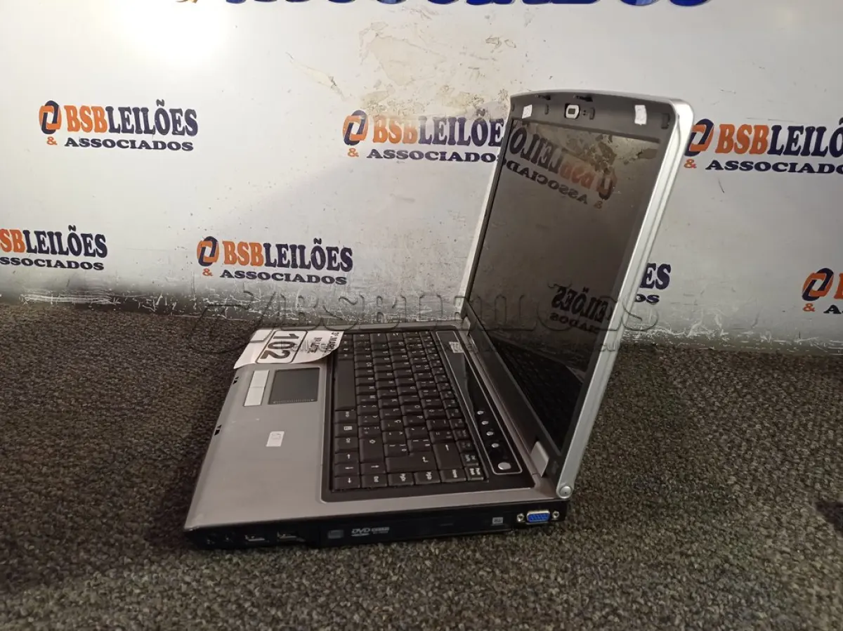 LOTE 102 - 01 NOTEBOOK MARCA VECTOR. (NO ESTADO) ATENÇÃO! FAZER A VISITAÇÃO ANTES DE ARREMATAR, NÃO SABEMOS SE FUNCIONA. LEILÃO NÃO TEM GARANTIA E NEM DEVOLUÇÃO, SUJEITO A POSSÍVEIS AVARIAS VISÍVEIS/OCULTAS E/OU AUSÊNCIA DE COMPONENTES.