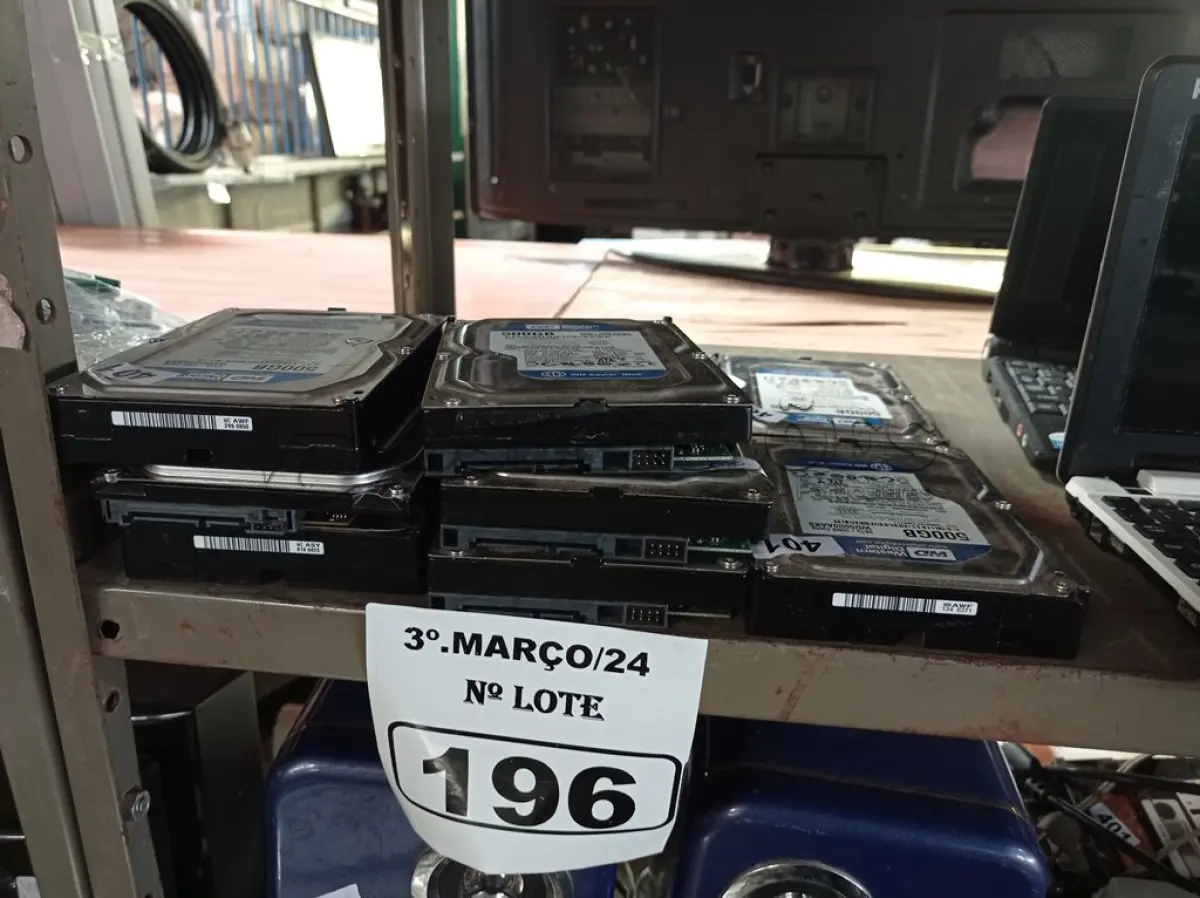 LOTE 196 - 10 HARD DISC 500GB MARCAS E MODELOS DIVERSOS. (NO ESTADO) ATENÇÃO! FAZER A VISITAÇÃO ANTES DE ARREMATAR, NÃO SABEMOS SE FUNCIONA. LEILÃO NÃO TEM GARANTIA E NEM DEVOLUÇÃO, SUJEITO A POSSÍVEIS AVARIAS VISÍVEIS/OCULTAS E/OU AUSÊNCIA DE COMPONENTES.