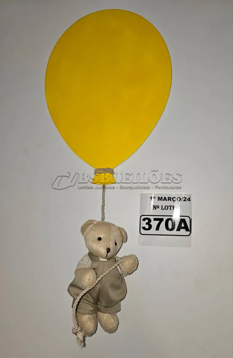 LOTE 370 - 01 URSINHO BALOEIRO, BALÃO EM MDF E URSINHO PELÚCIA (NOVO) (NO ESTADO)