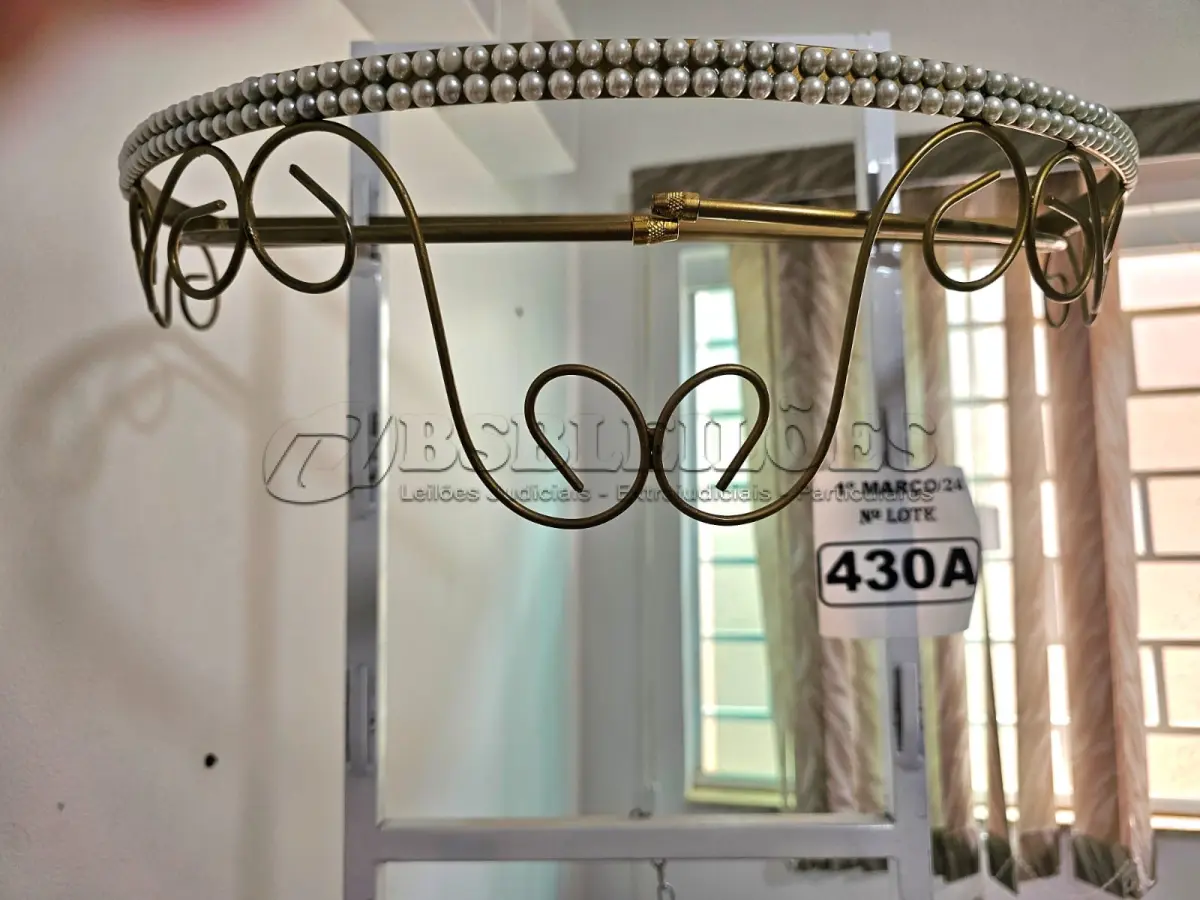 LOTE 430 - 01 DOSSEL DE PAREDE ARABESCO DOURADO COM PÉROLAS (NOVO) (NO ESTADO)