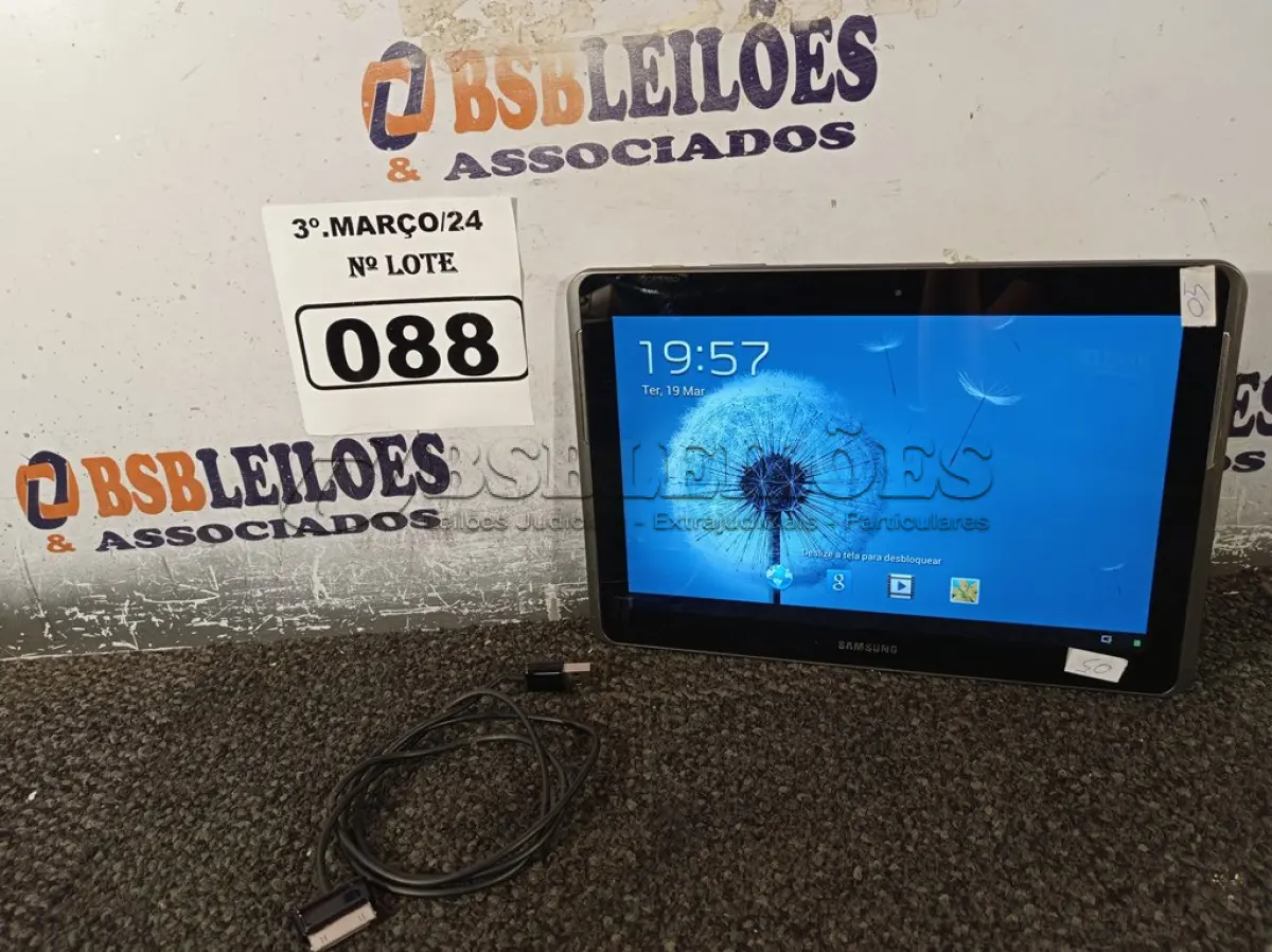 LOTE 088 - 01 TABLET SAMSUNG TAB2 TELA 10” COM CABO. (NO ESTADO) ATENÇÃO! FAZER A VISITAÇÃO ANTES DE ARREMATAR, NÃO SABEMOS SE FUNCIONA. LEILÃO NÃO TEM GARANTIA E NEM DEVOLUÇÃO, SUJEITO A POSSÍVEIS AVARIAS VISÍVEIS/OCULTAS E/OU AUSÊNCIA DE COMPONENTES.