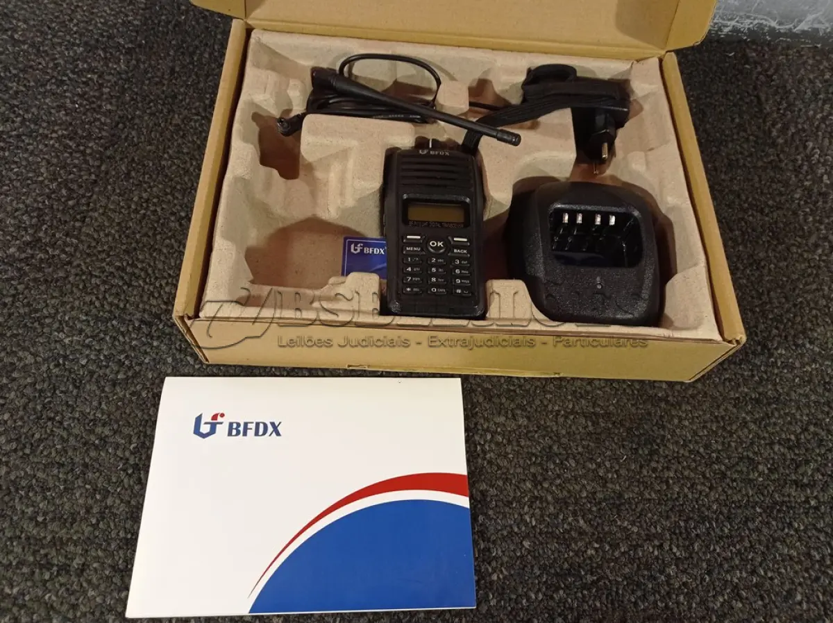 LOTE 029 - 01 RÁDIO COMUNICADOR. (NO ESTADO) ATENÇÃO! FAZER A VISITAÇÃO ANTES DE ARREMATAR, NÃO SABEMOS SE FUNCIONA. LEILÃO NÃO TEM GARANTIA E NEM DEVOLUÇÃO, SUJEITO A POSSÍVEIS AVARIAS VISÍVEIS/OCULTAS E/OU AUSÊNCIA DE COMPONENTES.