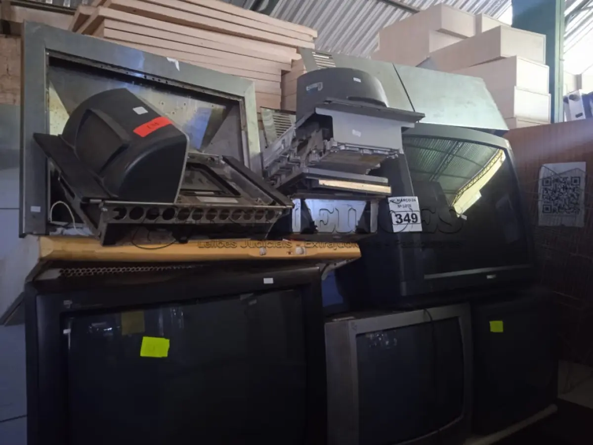 LOTE 349 - 04 TV’S DE TUBO E MATERIAIS DIVERSOS. (NO ESTADO) ATENÇÃO! FAZER A VISITAÇÃO ANTES DE ARREMATAR, NÃO SABEMOS SE FUNCIONA. LEILÃO NÃO TEM GARANTIA E NEM DEVOLUÇÃO, SUJEITO A POSSÍVEIS AVARIAS VISÍVEIS/OCULTAS E/OU AUSÊNCIA DE COMPONENTES.