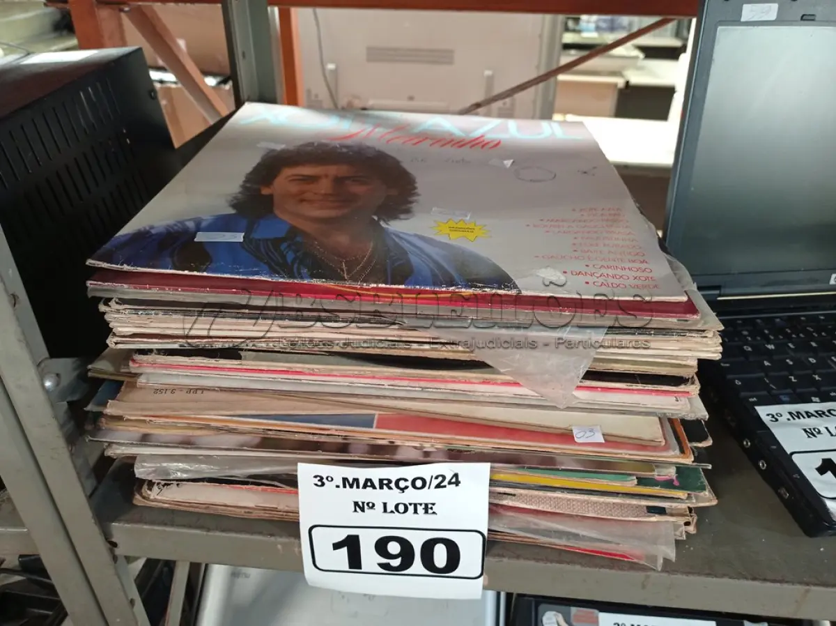 LOTE 190 - 01 LOTE COM VÁRIOS DISCOS DE VINIL. (NO ESTADO) ATENÇÃO! FAZER A VISITAÇÃO ANTES DE ARREMATAR, NÃO SABEMOS SE FUNCIONA. LEILÃO NÃO TEM GARANTIA E NEM DEVOLUÇÃO, SUJEITO A POSSÍVEIS AVARIAS VISÍVEIS/OCULTAS E/OU AUSÊNCIA DE COMPONENTES.