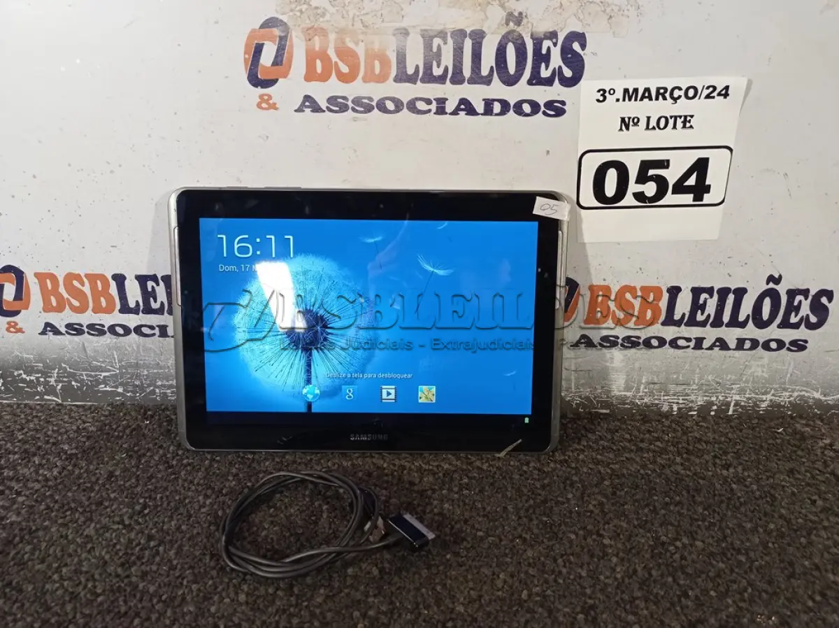 LOTE 054 - 01 TABLET SAMSUNG TAB2 TELA 10” COM CABO. (NO ESTADO) ATENÇÃO! FAZER A VISITAÇÃO ANTES DE ARREMATAR, NÃO SABEMOS SE FUNCIONA. LEILÃO NÃO TEM GARANTIA E NEM DEVOLUÇÃO, SUJEITO A POSSÍVEIS AVARIAS VISÍVEIS/OCULTAS E/OU AUSÊNCIA DE COMPONENTES.