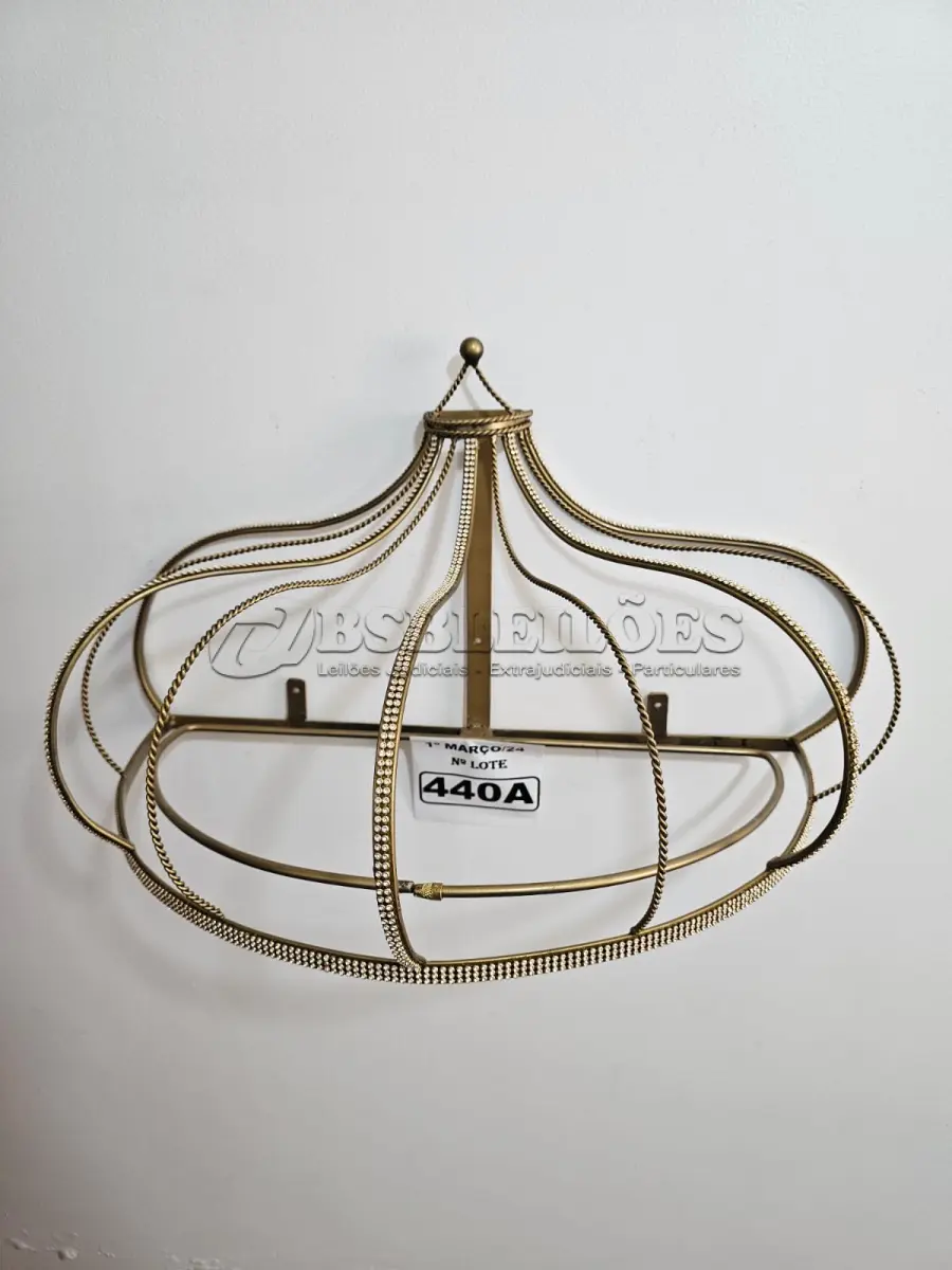 LOTE 440 - 01 DOSSEL DE PAREDE DOURADO EM FORMATO DE COROA COM STRASS (NOVO) (NO ESTADO)