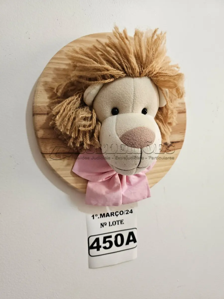 LOTE 450 - 01 QUADRO EM PINUS COM CABEÇA DE PELÚCIA LEÃO, LAÇO ROSA NO TEMA SAFARI. (NOVO) (NO ESTADO)