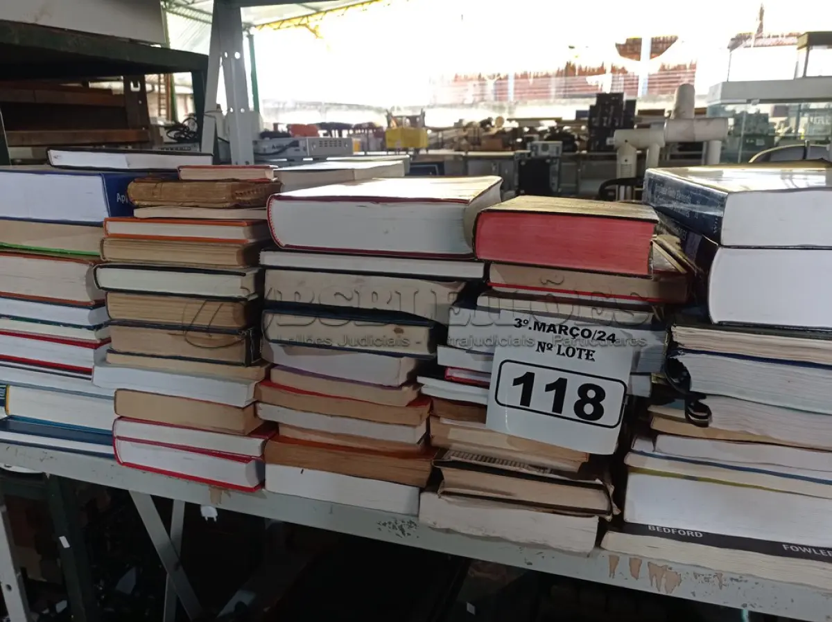 LOTE 118 - 01 LOTE COM LIVROS DIVERSOS. (NO ESTADO) ATENÇÃO! FAZER A VISITAÇÃO ANTES DE ARREMATAR, NÃO SABEMOS SE FUNCIONA. LEILÃO NÃO TEM GARANTIA E NEM DEVOLUÇÃO, SUJEITO A POSSÍVEIS AVARIAS VISÍVEIS/OCULTAS E/OU AUSÊNCIA DE COMPONENTES.
