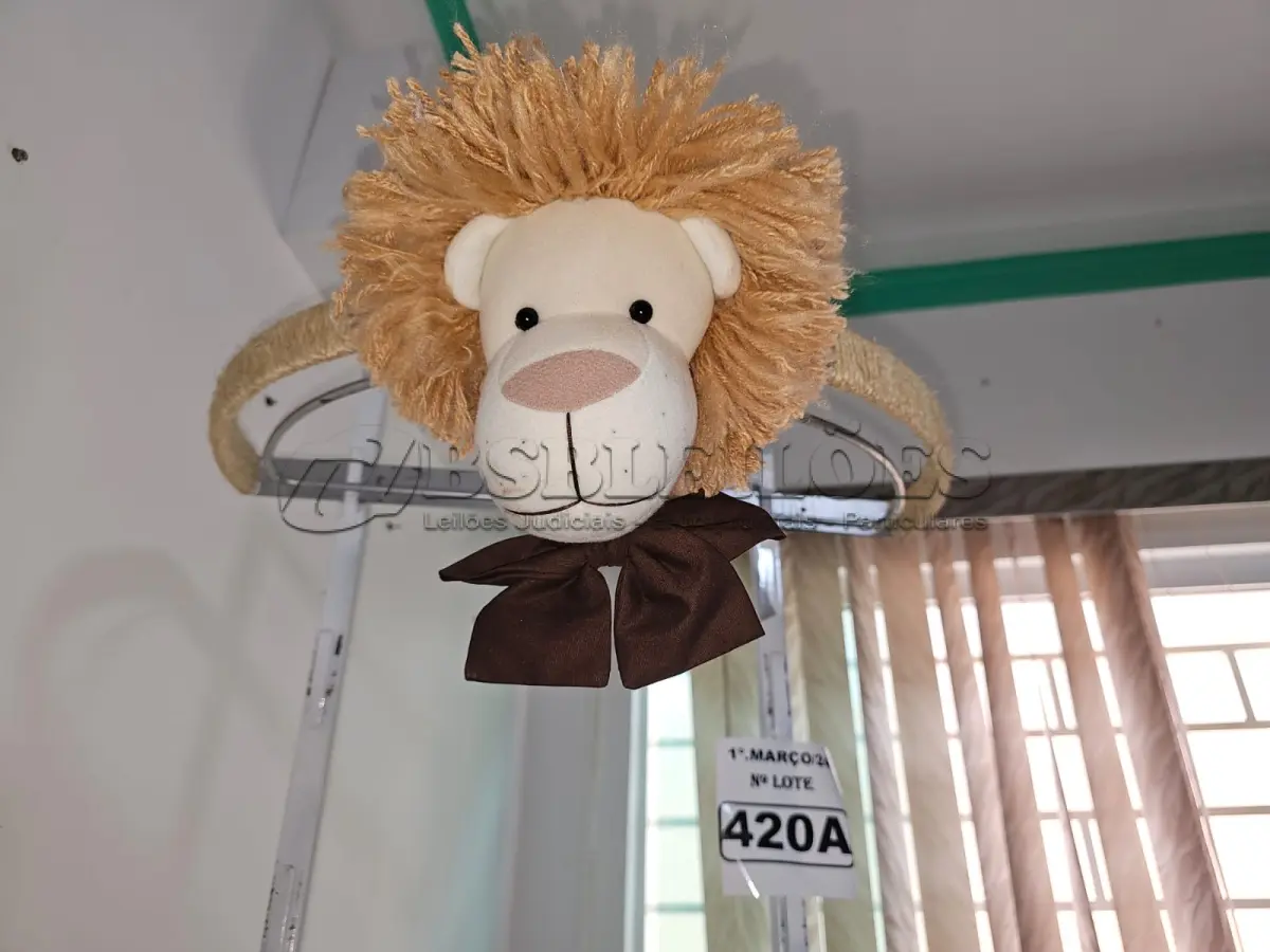 LOTE 420 - 01 DOSSEL DE PAREDE SAFARI COM SISAL E PELÚCIA DE LEÃO (NOVO) (NO ESTADO)