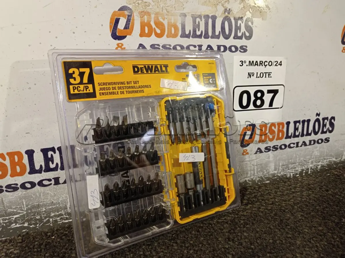 LOTE 087 - 01 KIT JOGO 37 PEÇAS PARA PARAFUSADEIRA DEWALT COM ESTOJO. (NO ESTADO) ATENÇÃO! FAZER A VISITAÇÃO ANTES DE ARREMATAR, NÃO SABEMOS SE FUNCIONA. LEILÃO NÃO TEM GARANTIA E NEM DEVOLUÇÃO, SUJEITO A POSSÍVEIS AVARIAS VISÍVEIS/OCULTAS E/OU AUSÊNCIA DE COMPONENTES.