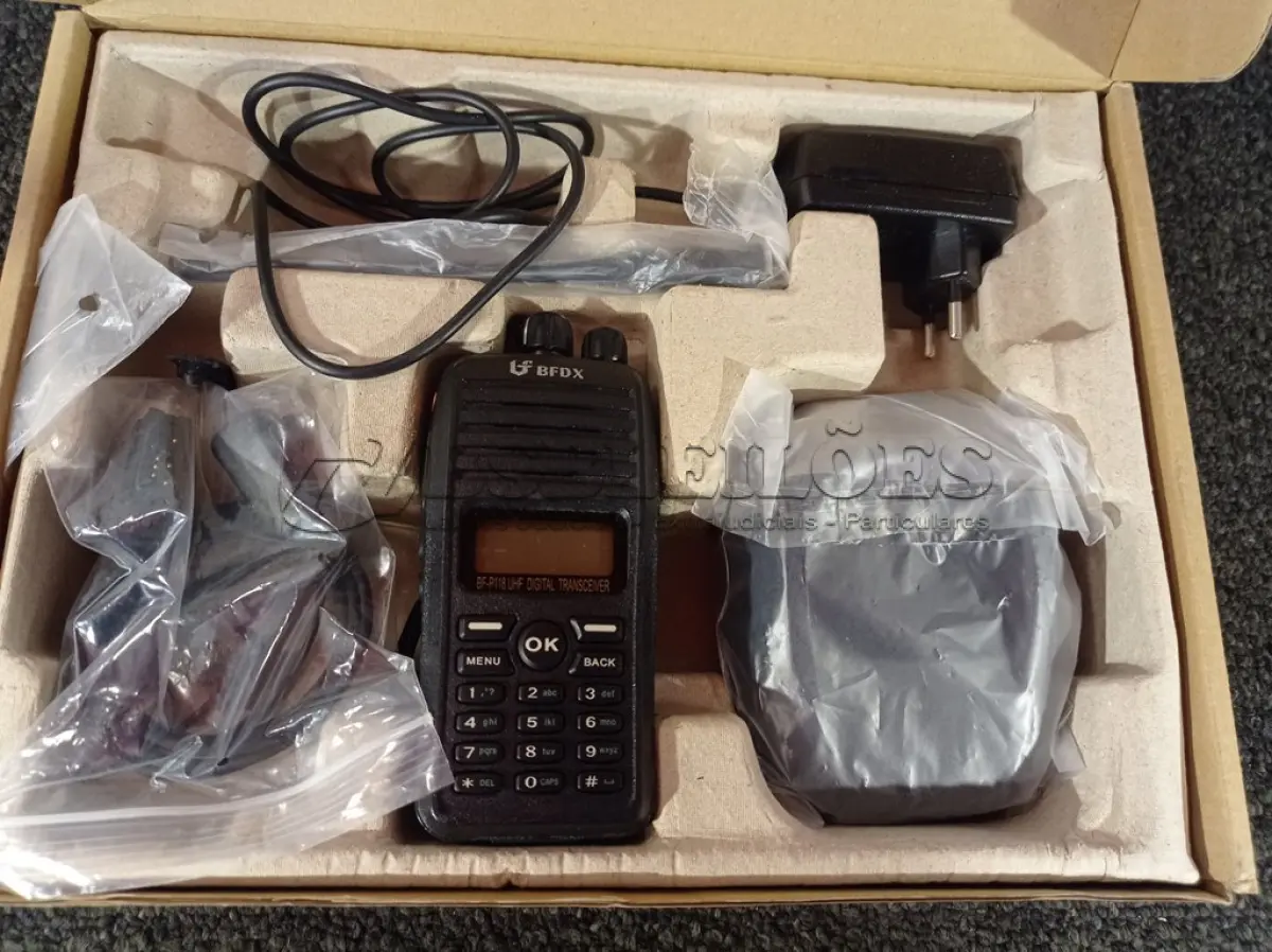 LOTE 005 - 01 RÁDIO COMUNICADOR. (NO ESTADO) ATENÇÃO! FAZER A VISITAÇÃO ANTES DE ARREMATAR, NÃO SABEMOS SE FUNCIONA. LEILÃO NÃO TEM GARANTIA E NEM DEVOLUÇÃO, SUJEITO A POSSÍVEIS AVARIAS VISÍVEIS/OCULTAS E/OU AUSÊNCIA DE COMPONENTES.