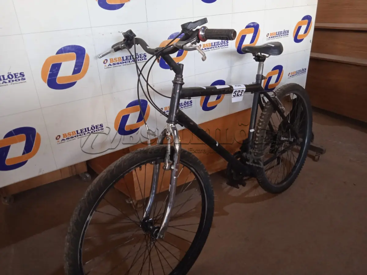 LOTE 523 - 01 BICICLETA ARO 26. (NO ESTADO) ATENÇÃO! FAZER A VISITAÇÃO ANTES DE ARREMATAR, NÃO SABEMOS SE FUNCIONA. LEILÃO NÃO TEM GARANTIA E NEM DEVOLUÇÃO, SUJEITO A POSSÍVEIS AVARIAS VISÍVEIS/OCULTAS E/OU AUSÊNCIA DE COMPONENTES.