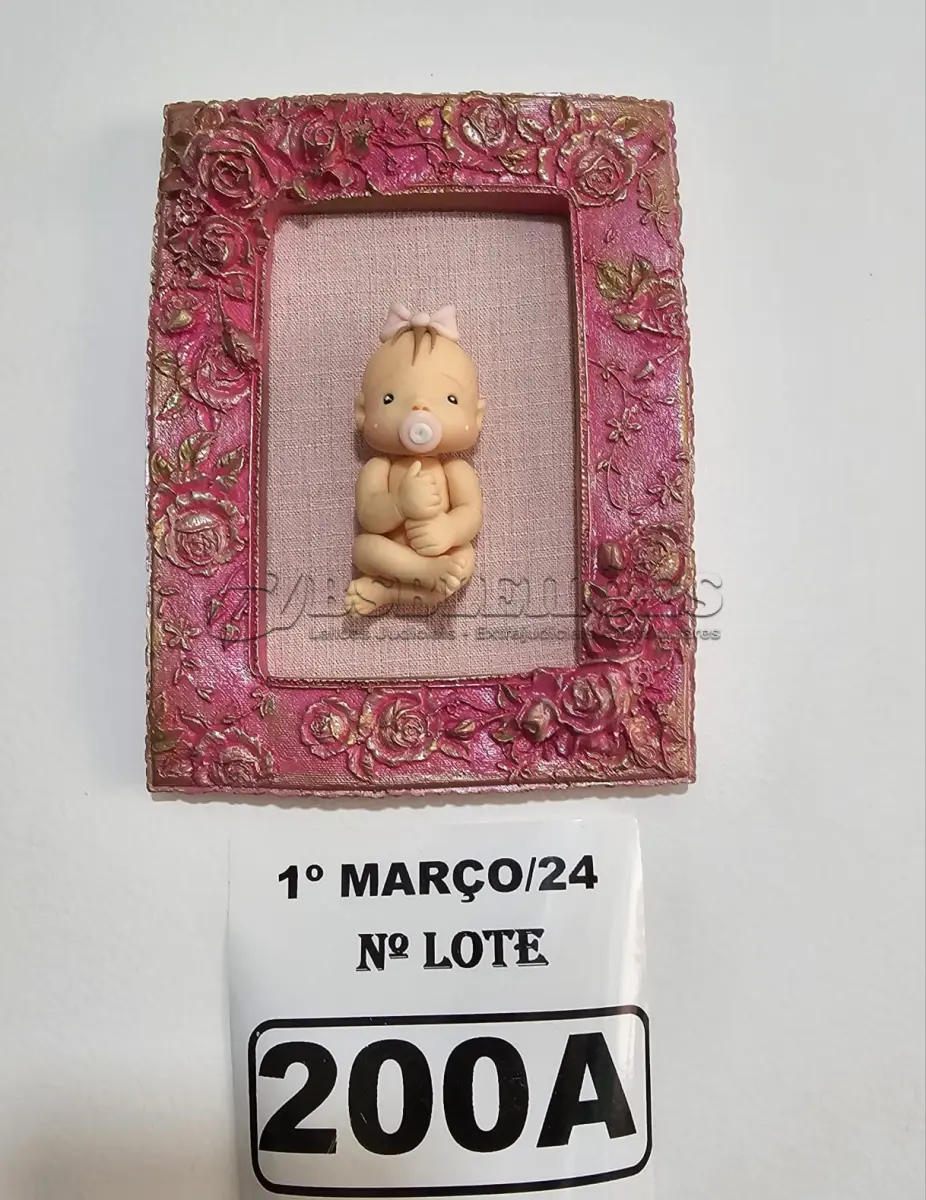 LOTE 200 - 01 QUADRO EM RESINA COM BEBÊ EM BISCUIT. PINTURA NA RESINA NA COR ROSA E DOURADA E TODA ENVERNIZADA. (NOVO) (NO ESTADO)