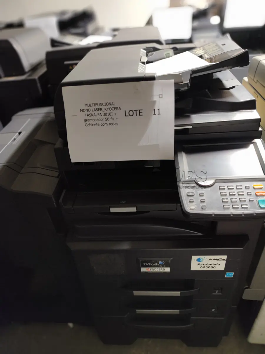 LOTE 011 - 03 MULTIFUNCIONAL MONO LASER_KYOCERA TASKALFA 3010I + GRAMPEADOR 50 FLS + GABINETE COM RODAS (NO ESTADO)