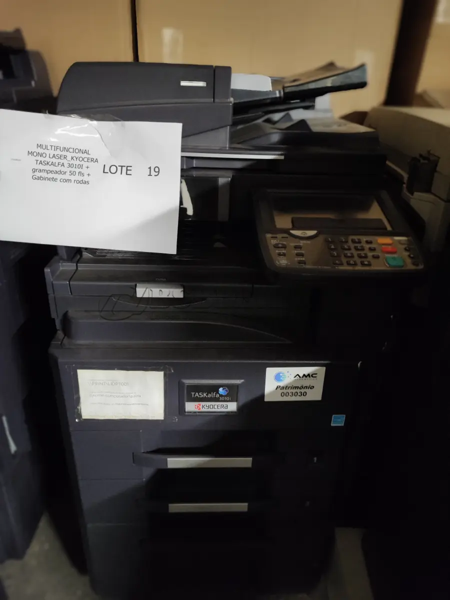 LOTE 019 - 02 MULTIFUNCIONAL MONO LASER_KYOCERA TASKALFA 3010I + GRAMPEADOR 50 FLS + GABINETE COM RODAS (NO ESTADO)