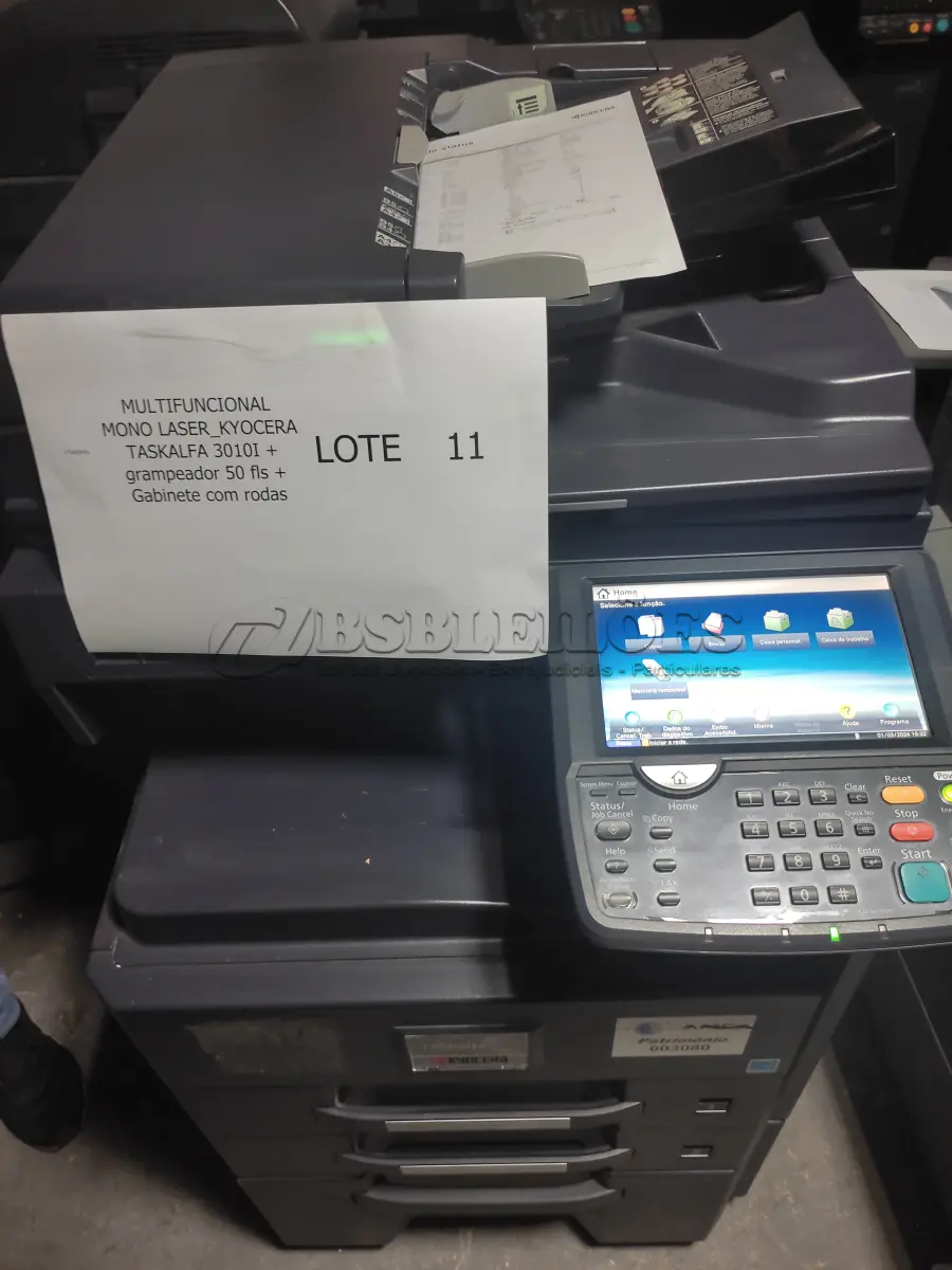LOTE 011 - 03 MULTIFUNCIONAL MONO LASER_KYOCERA TASKALFA 3010I + GRAMPEADOR 50 FLS + GABINETE COM RODAS (NO ESTADO)