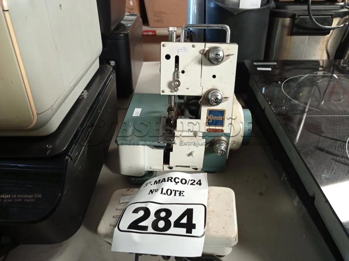 LOTE 284 - 01 MÁQUINA DE COSTURA COM MOTOR. (NO ESTADO) ATENÇÃO! FAZER A VISITAÇÃO ANTES DE ARREMATAR, NÃO SABEMOS SE FUNCIONA. LEILÃO NÃO TEM GARANTIA E NEM DEVOLUÇÃO, SUJEITO A POSSÍVEIS AVARIAS VISÍVEIS/OCULTAS E/OU AUSÊNCIA DE COMPONENTES.