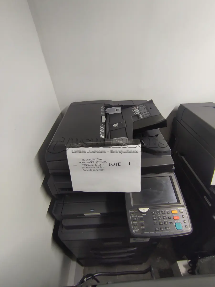 LOTE 001 - 01 MULTIFUNCIONAL MONO LASER KYOCERA TASKALFA 3010I + GRAMPEADOR 50 FLS + GABINETE COM RODAS (NO ESTADO)