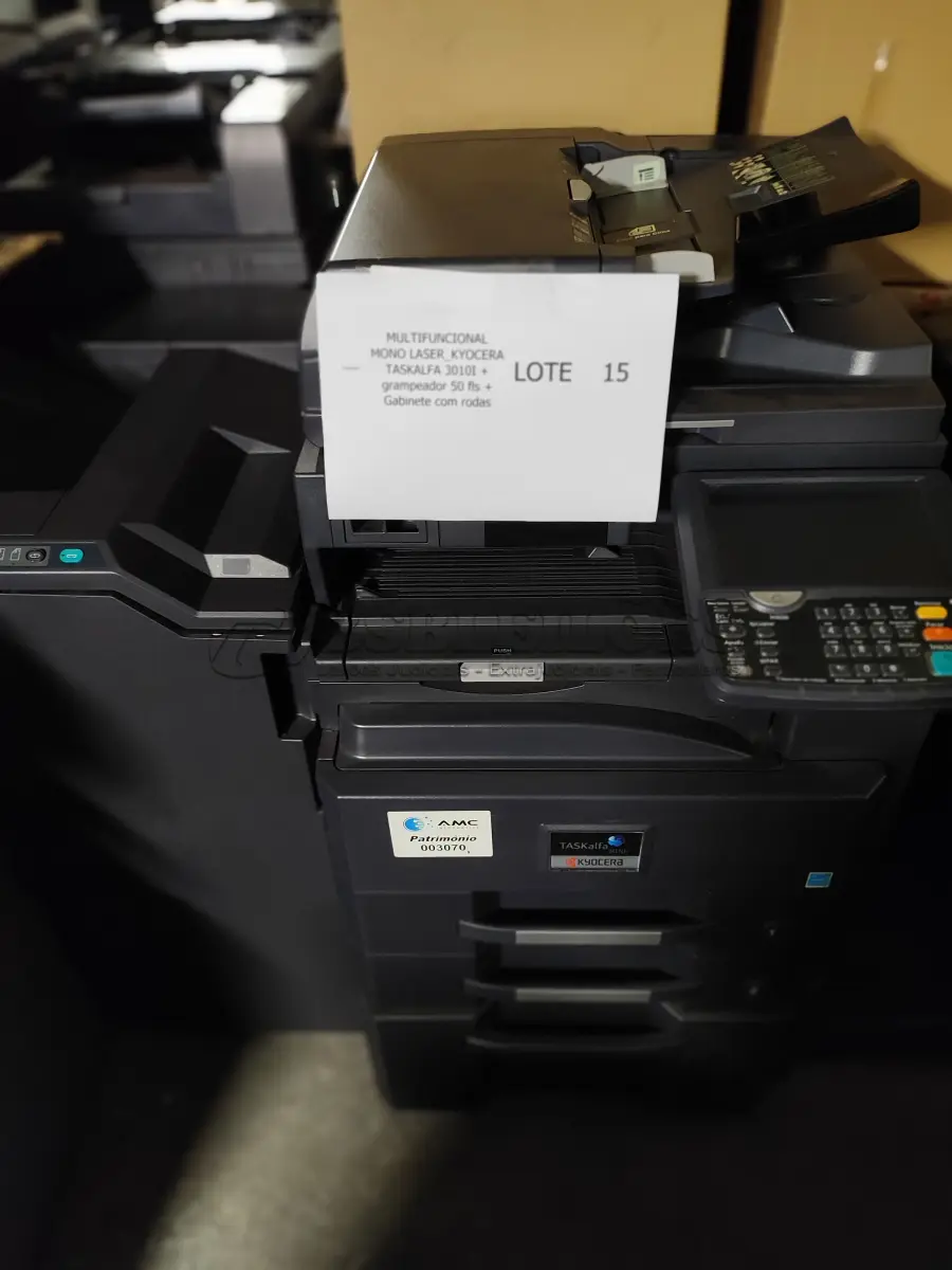 LOTE 015 - 03 MULTIFUNCIONAL MONO LASER_KYOCERA TASKALFA 3010I + GRAMPEADOR 50 FLS + GABINETE COM RODAS (NO ESTADO)