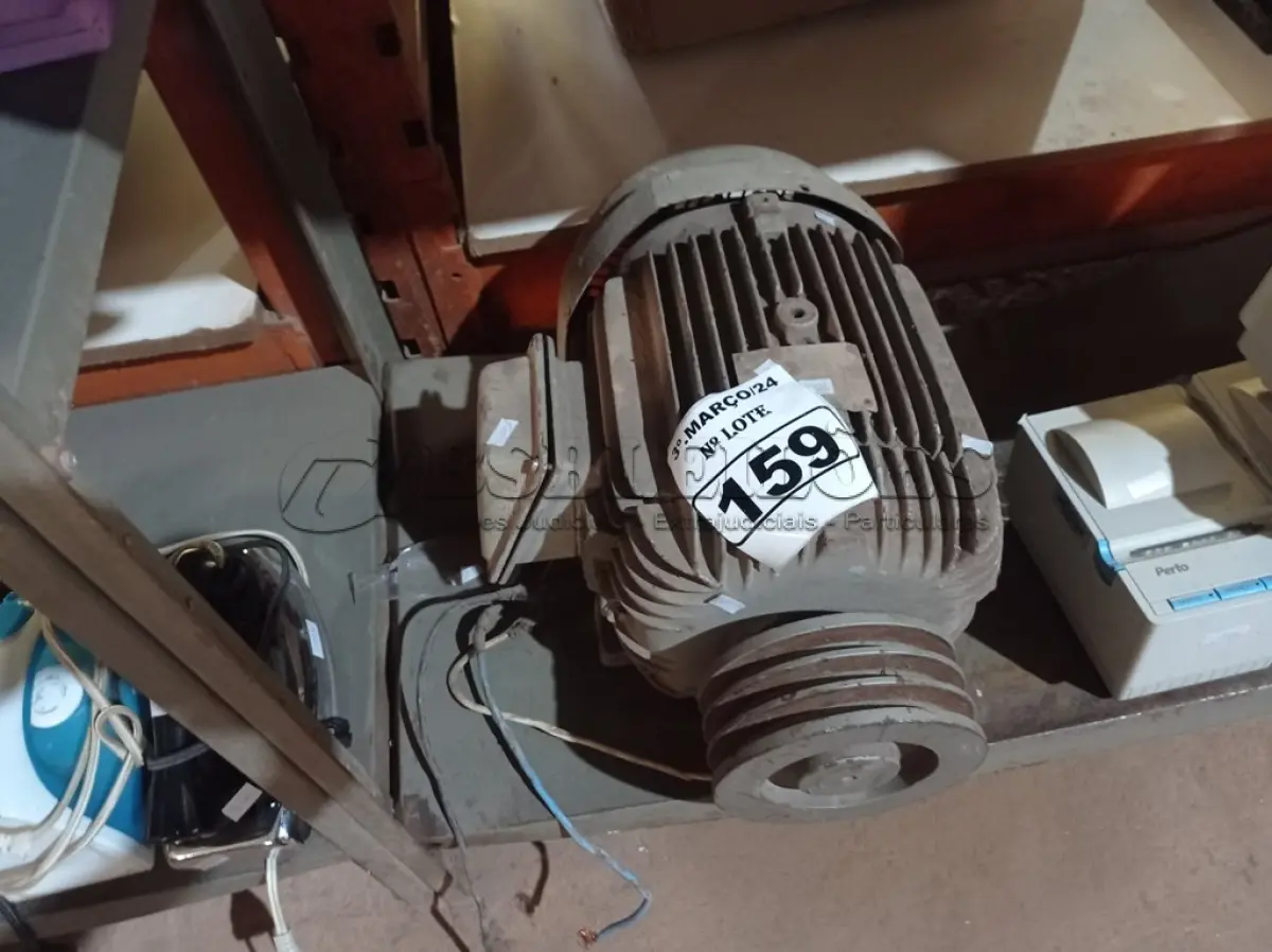 LOTE 159 - 01 MOTOR ELÉTRICO. (NO ESTADO) ATENÇÃO! FAZER A VISITAÇÃO ANTES DE ARREMATAR, NÃO SABEMOS SE FUNCIONA. LEILÃO NÃO TEM GARANTIA E NEM DEVOLUÇÃO, SUJEITO A POSSÍVEIS AVARIAS VISÍVEIS/OCULTAS E/OU AUSÊNCIA DE COMPONENTES.