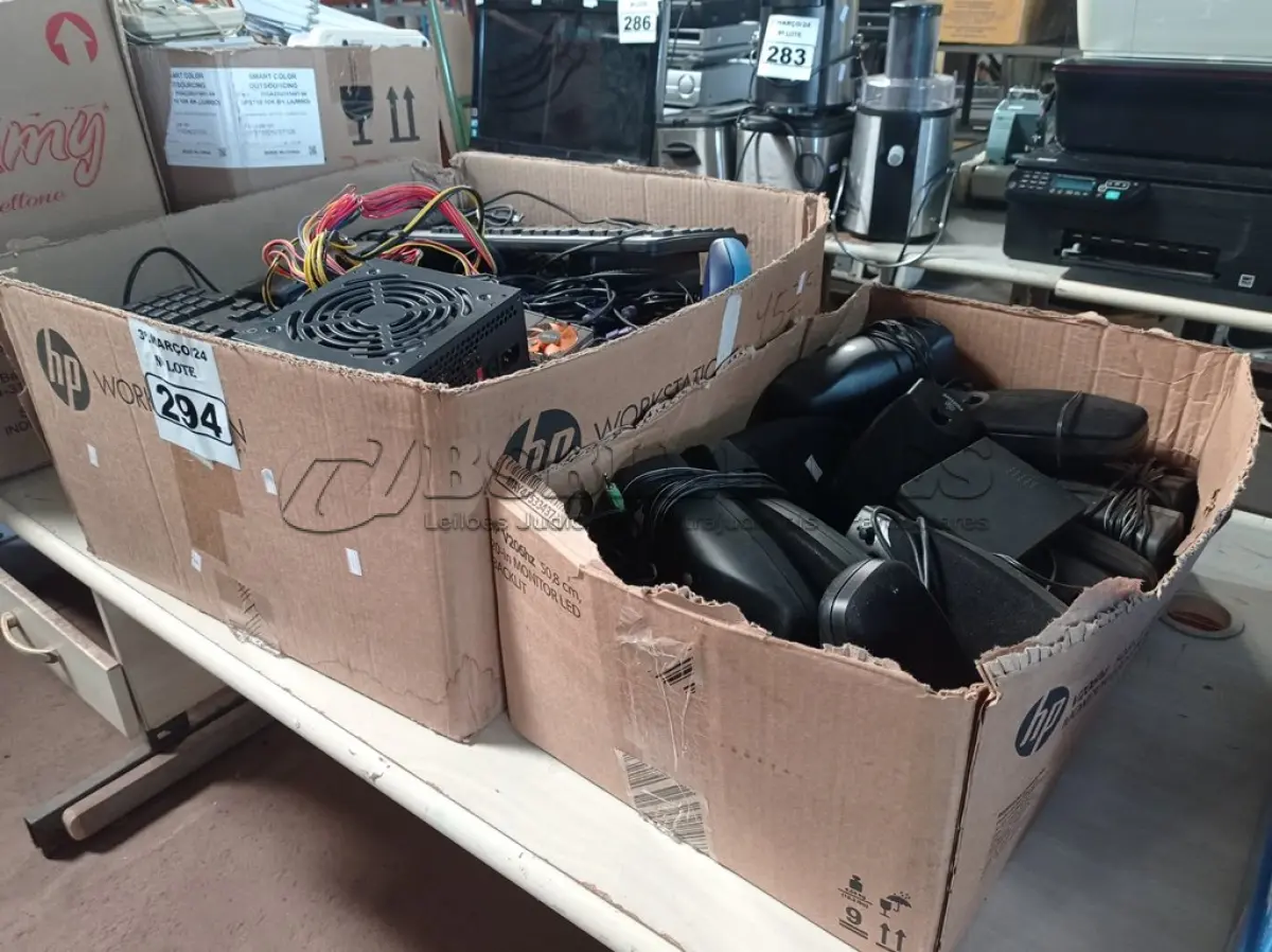 LOTE 294 - 01 LOTE COM VÁRIAS CAIXINHAS DE SOM PARA PC, TECLADOS, CABOS E PERIFÉRICO DIVERSOS. (NO ESTADO) ATENÇÃO! FAZER A VISITAÇÃO ANTES DE ARREMATAR, NÃO SABEMOS SE FUNCIONA. LEILÃO NÃO TEM GARANTIA E NEM DEVOLUÇÃO, SUJEITO A POSSÍVEIS AVARIAS VISÍVEIS/OCULTAS E/OU AUSÊNCIA DE COMPONENTES.