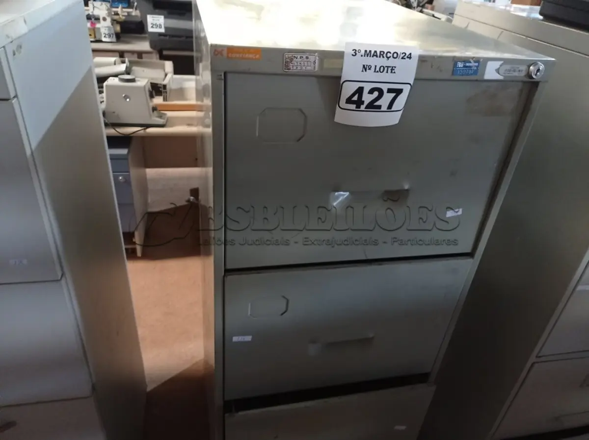 LOTE 427 - 01 ARQUIVO DE AÇO COM 04 GAVETAS. (NO ESTADO) ATENÇÃO! FAZER A VISITAÇÃO ANTES DE ARREMATAR, NÃO SABEMOS SE FUNCIONA. LEILÃO NÃO TEM GARANTIA E NEM DEVOLUÇÃO, SUJEITO A POSSÍVEIS AVARIAS VISÍVEIS/OCULTAS E/OU AUSÊNCIA DE COMPONENTES.