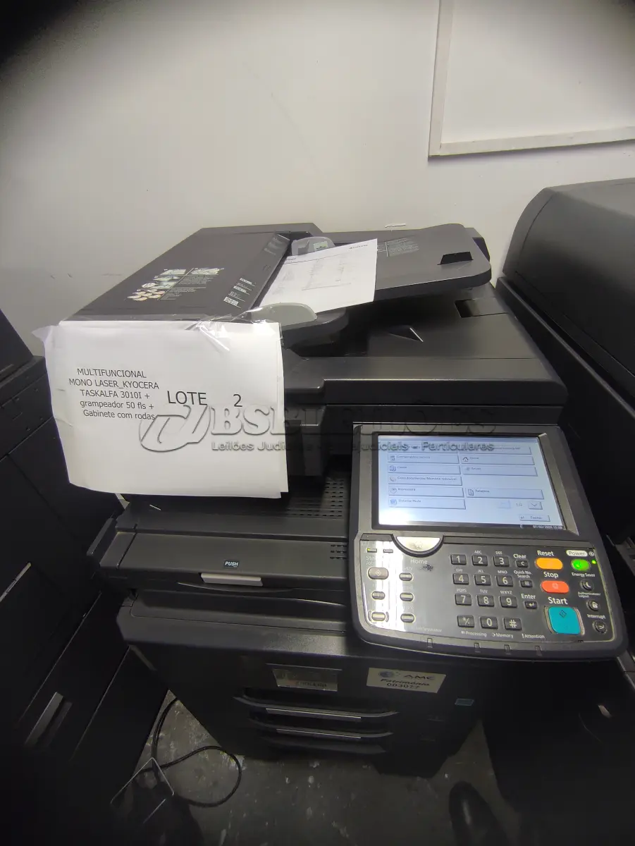 LOTE 002 - 02 MULTIFUNCIONAL MONO LASER_KYOCERA TASKALFA 3010I + GRAMPEADOR 50 FLS + GABINETE COM RODAS (NO ESTADO)