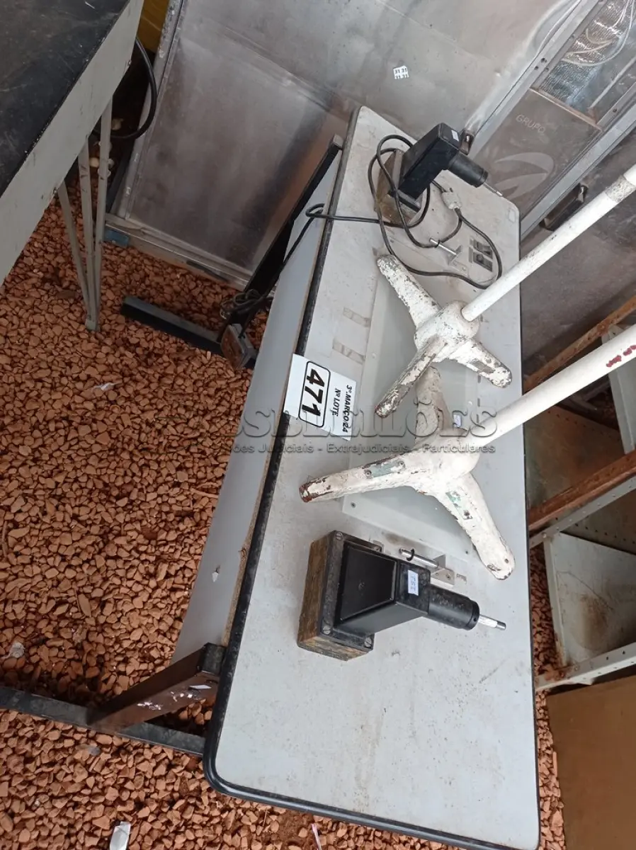 LOTE 471 - 01 MESA E 02 DESCANSOS PARA BRAÇO. (NO ESTADO) ATENÇÃO! FAZER A VISITAÇÃO ANTES DE ARREMATAR, NÃO SABEMOS SE FUNCIONA. LEILÃO NÃO TEM GARANTIA E NEM DEVOLUÇÃO, SUJEITO A POSSÍVEIS AVARIAS VISÍVEIS/OCULTAS E/OU AUSÊNCIA DE COMPONENTES.