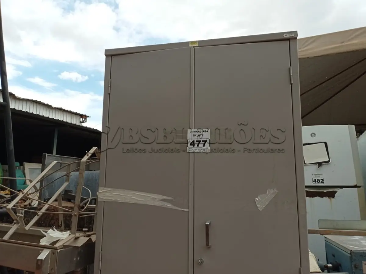 LOTE 477 - 01 ARMÁRIO DE AÇO COM 02 PORTAS. (NO ESTADO) ATENÇÃO! FAZER A VISITAÇÃO ANTES DE ARREMATAR, NÃO SABEMOS SE FUNCIONA. LEILÃO NÃO TEM GARANTIA E NEM DEVOLUÇÃO, SUJEITO A POSSÍVEIS AVARIAS VISÍVEIS/OCULTAS E/OU AUSÊNCIA DE COMPONENTES.
