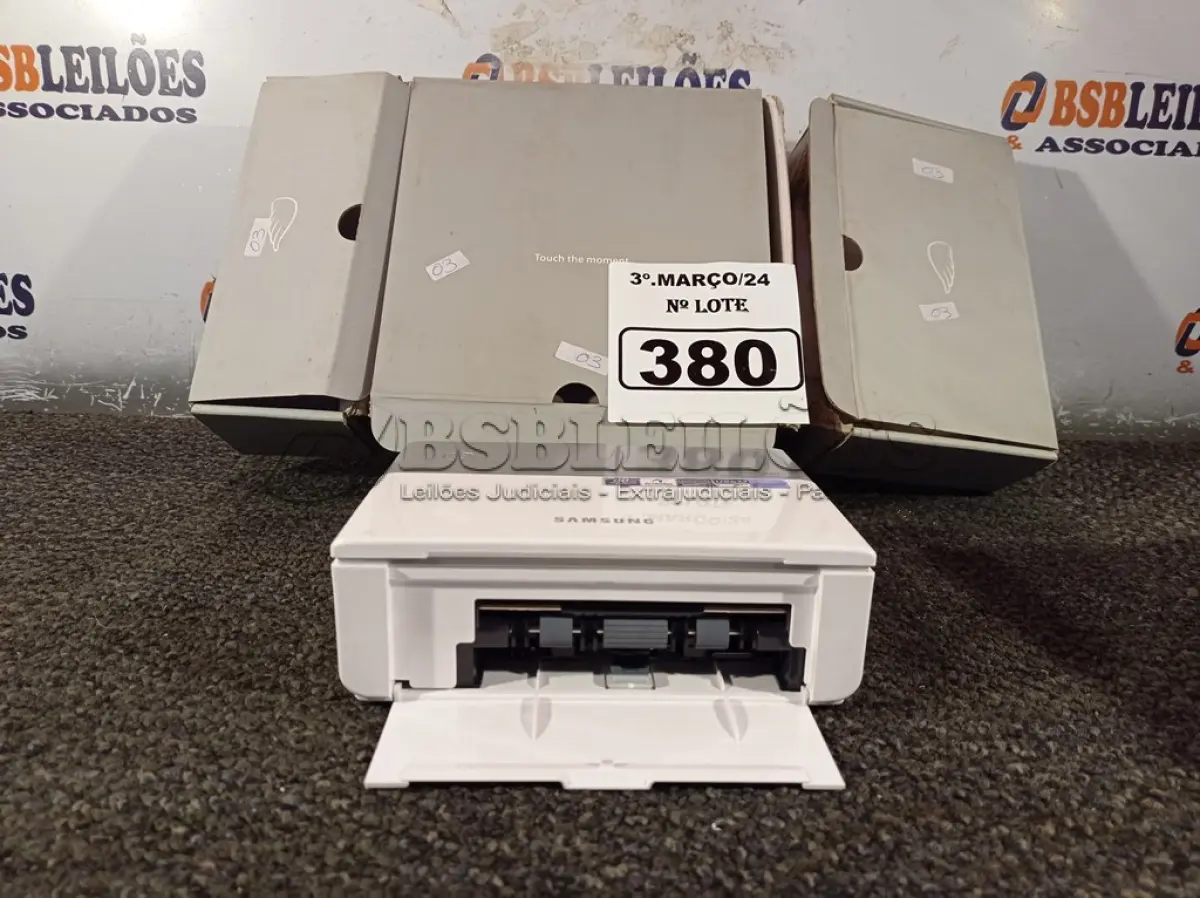 LOTE 380 - 01 IMPRESSORA DE FOTOS MARCA SAMSUNG. (NO ESTADO) ATENÇÃO! FAZER A VISITAÇÃO ANTES DE ARREMATAR, NÃO SABEMOS SE FUNCIONA. LEILÃO NÃO TEM GARANTIA E NEM DEVOLUÇÃO, SUJEITO A POSSÍVEIS AVARIAS VISÍVEIS/OCULTAS E/OU AUSÊNCIA DE COMPONENTES.