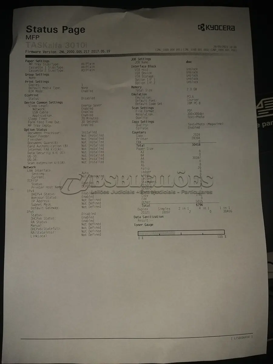 LOTE 017 - 03 MULTIFUNCIONAL MONO LASER_KYOCERA TASKALFA 3010I + GRAMPEADOR 50 FLS + GABINETE COM RODAS (NO ESTADO)