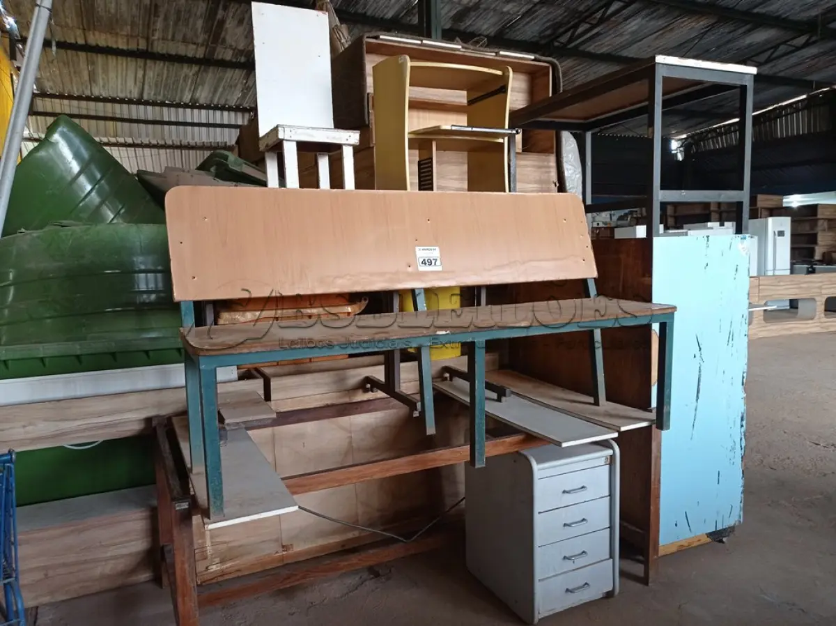 LOTE 497 - 03 MESAS, 01 BANCO, 01 ARMÁRIO EM MADEIRA E 01 GAVETEIRO. (NO ESTADO) ATENÇÃO! FAZER A VISITAÇÃO ANTES DE ARREMATAR, NÃO SABEMOS SE FUNCIONA. LEILÃO NÃO TEM GARANTIA E NEM DEVOLUÇÃO, SUJEITO A POSSÍVEIS AVARIAS VISÍVEIS/OCULTAS E/OU AUSÊNCIA DE COMPONENTES.
