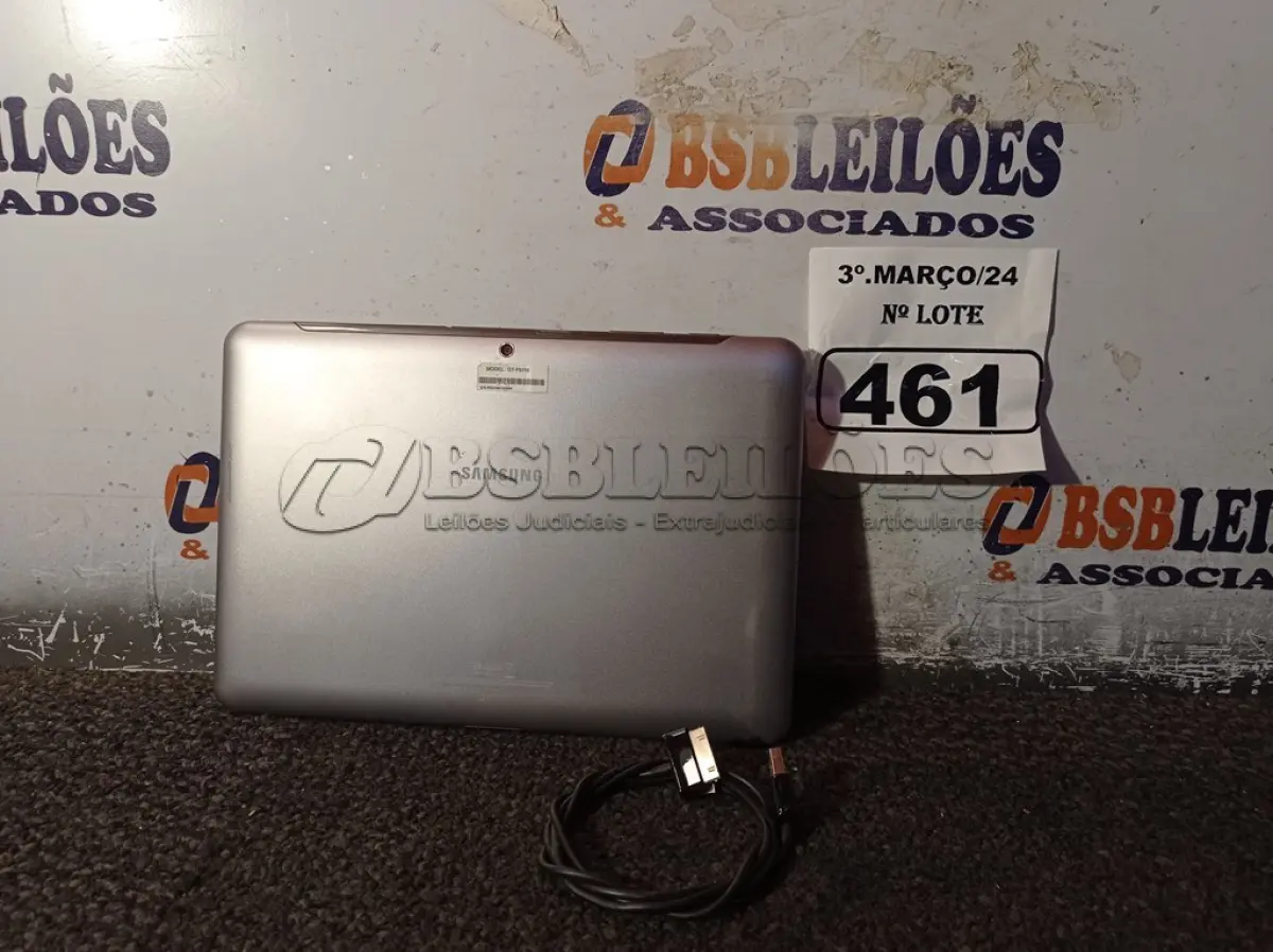 LOTE 461 - 01 TABLET MARCA SAMSUNG COM CABO. (NO ESTADO) ATENÇÃO! FAZER A VISITAÇÃO ANTES DE ARREMATAR, NÃO SABEMOS SE FUNCIONA. LEILÃO NÃO TEM GARANTIA E NEM DEVOLUÇÃO, SUJEITO A POSSÍVEIS AVARIAS VISÍVEIS/OCULTAS E/OU AUSÊNCIA DE COMPONENTES.