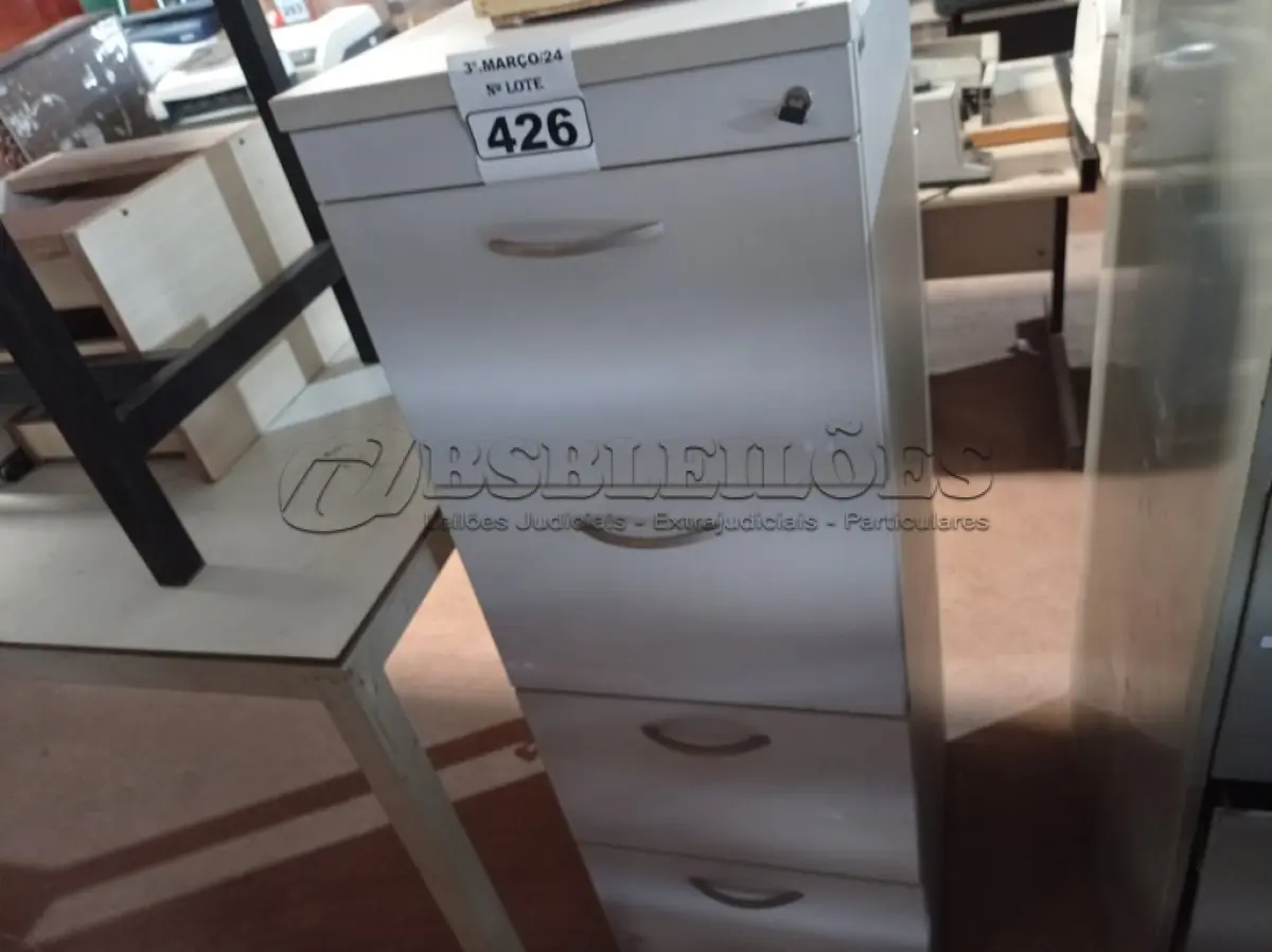 LOTE 426 - 01 ARQUIVO EM MADEIRA COM 04 GAVETAS. (NO ESTADO) ATENÇÃO! FAZER A VISITAÇÃO ANTES DE ARREMATAR, NÃO SABEMOS SE FUNCIONA. LEILÃO NÃO TEM GARANTIA E NEM DEVOLUÇÃO, SUJEITO A POSSÍVEIS AVARIAS VISÍVEIS/OCULTAS E/OU AUSÊNCIA DE COMPONENTES.