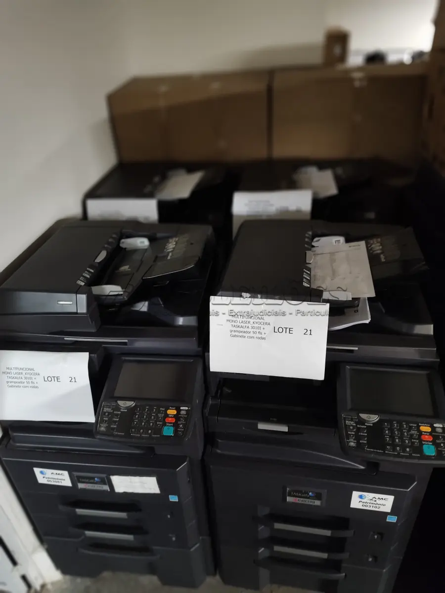 LOTE 021 - 04 MULTIFUNCIONAL MONO LASER_KYOCERA TASKALFA 3010I + GRAMPEADOR 50 FLS + GABINETE COM RODAS (NO ESTADO)