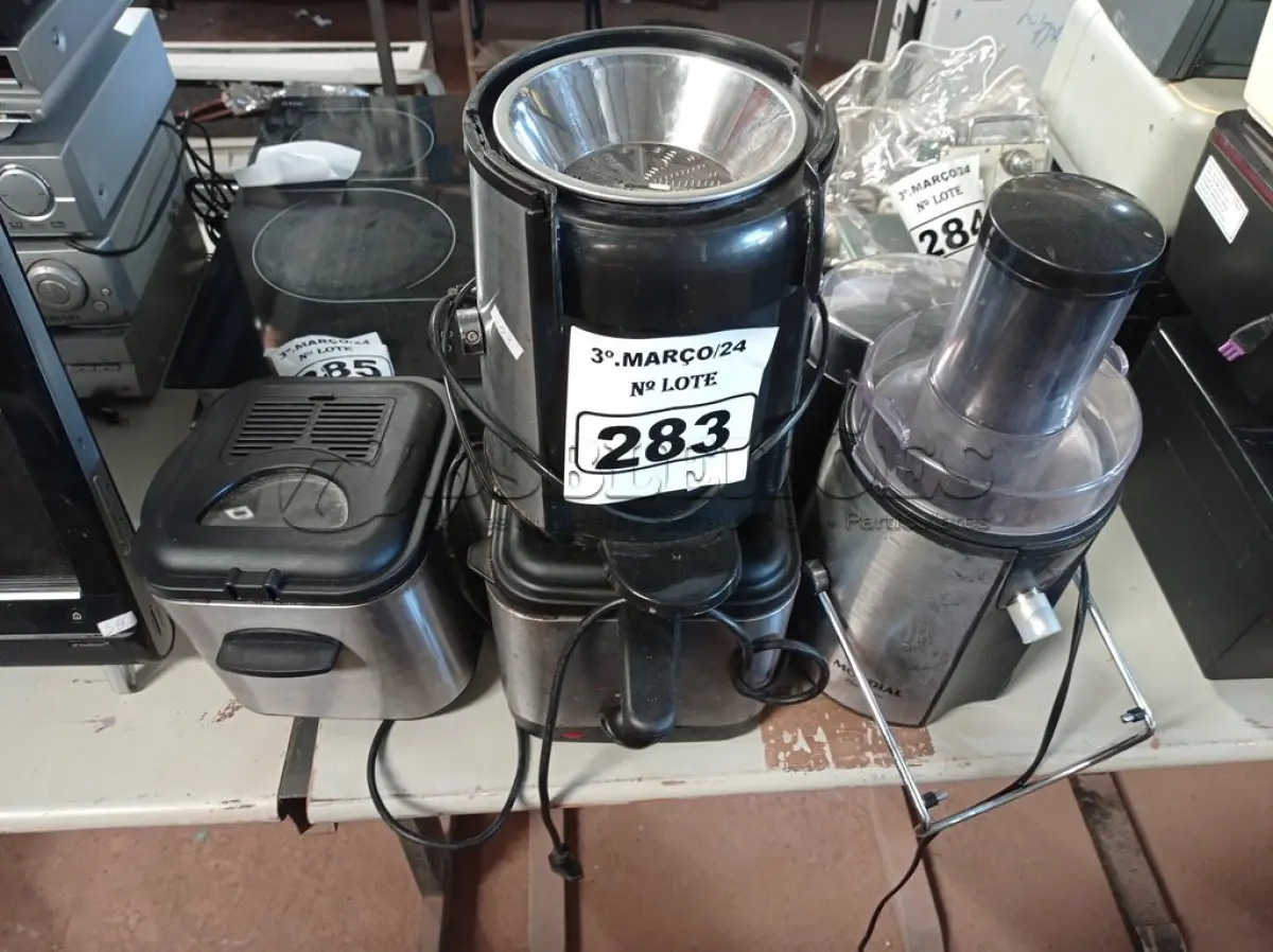 LOTE 283 - 02 JUICER E 02 FRITADEIRAS ELÉTRICAS. (NO ESTADO) ATENÇÃO! FAZER A VISITAÇÃO ANTES DE ARREMATAR, NÃO SABEMOS SE FUNCIONA. LEILÃO NÃO TEM GARANTIA E NEM DEVOLUÇÃO, SUJEITO A POSSÍVEIS AVARIAS VISÍVEIS/OCULTAS E/OU AUSÊNCIA DE COMPONENTES.