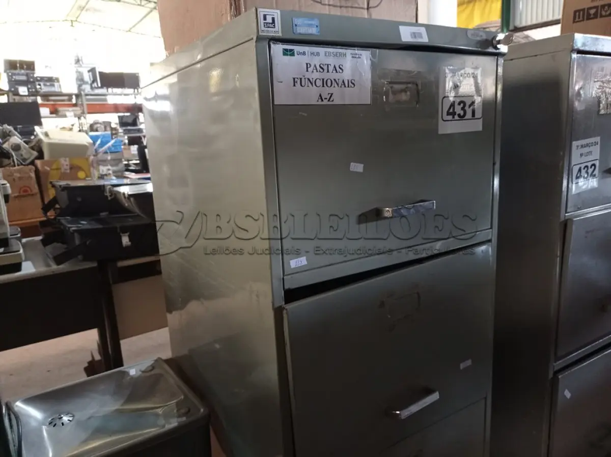 LOTE 431 - 01 ARQUIVO DE AÇO COM 04 GAVETAS. (NO ESTADO) ATENÇÃO! FAZER A VISITAÇÃO ANTES DE ARREMATAR, NÃO SABEMOS SE FUNCIONA. LEILÃO NÃO TEM GARANTIA E NEM DEVOLUÇÃO, SUJEITO A POSSÍVEIS AVARIAS VISÍVEIS/OCULTAS E/OU AUSÊNCIA DE COMPONENTES.