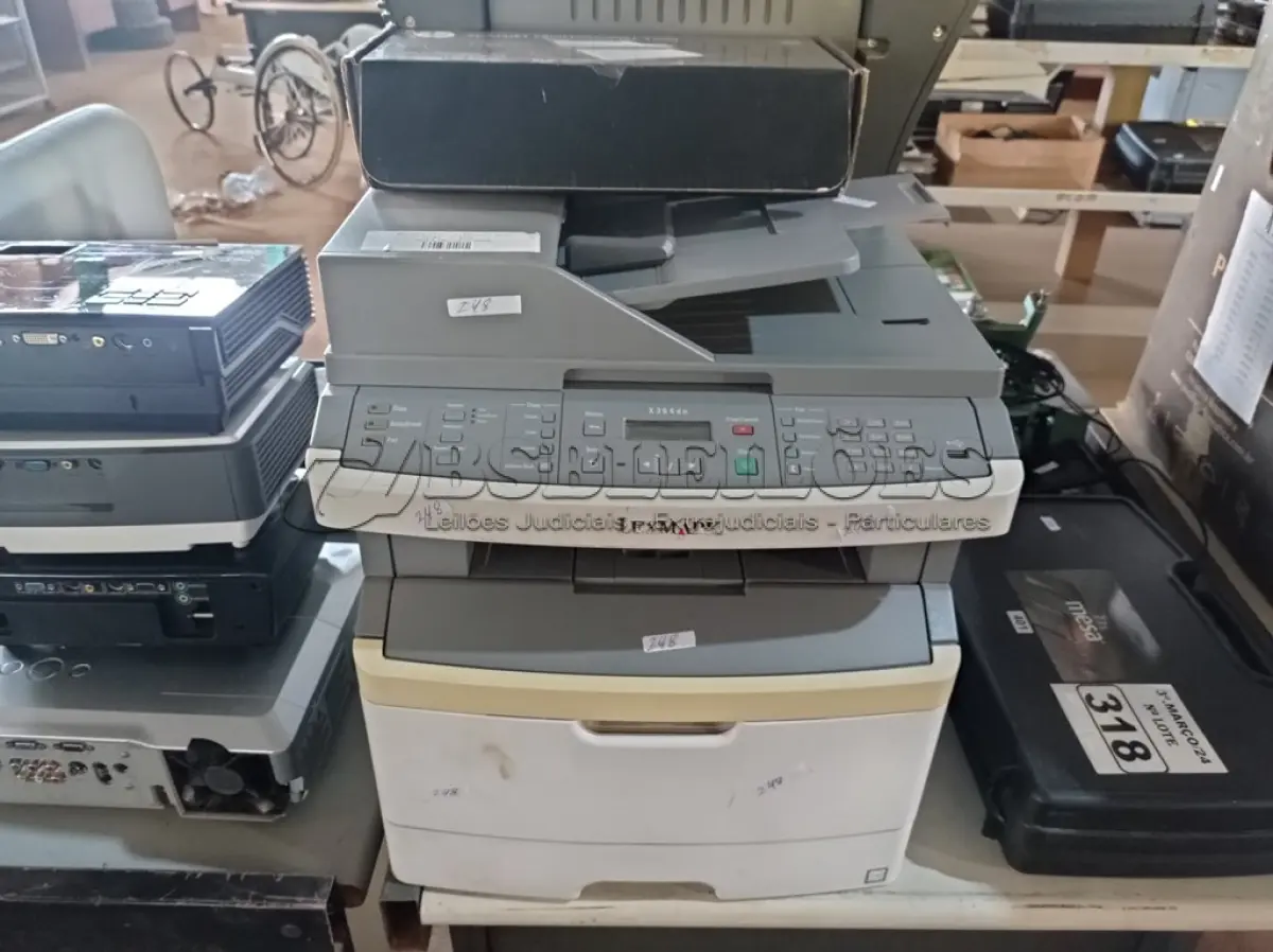 LOTE 319 - 03 IMPRESSORAS, 01 SCANNER E 02 TRIPÉS PARA MICROFONE MARCAS E MODELOS DIVERSOS. (NO ESTADO) ATENÇÃO! FAZER A VISITAÇÃO ANTES DE ARREMATAR, NÃO SABEMOS SE FUNCIONA. LEILÃO NÃO TEM GARANTIA E NEM DEVOLUÇÃO, SUJEITO A POSSÍVEIS AVARIAS VISÍVEIS/OCULTAS E/OU AUSÊNCIA DE COMPONENTES.
