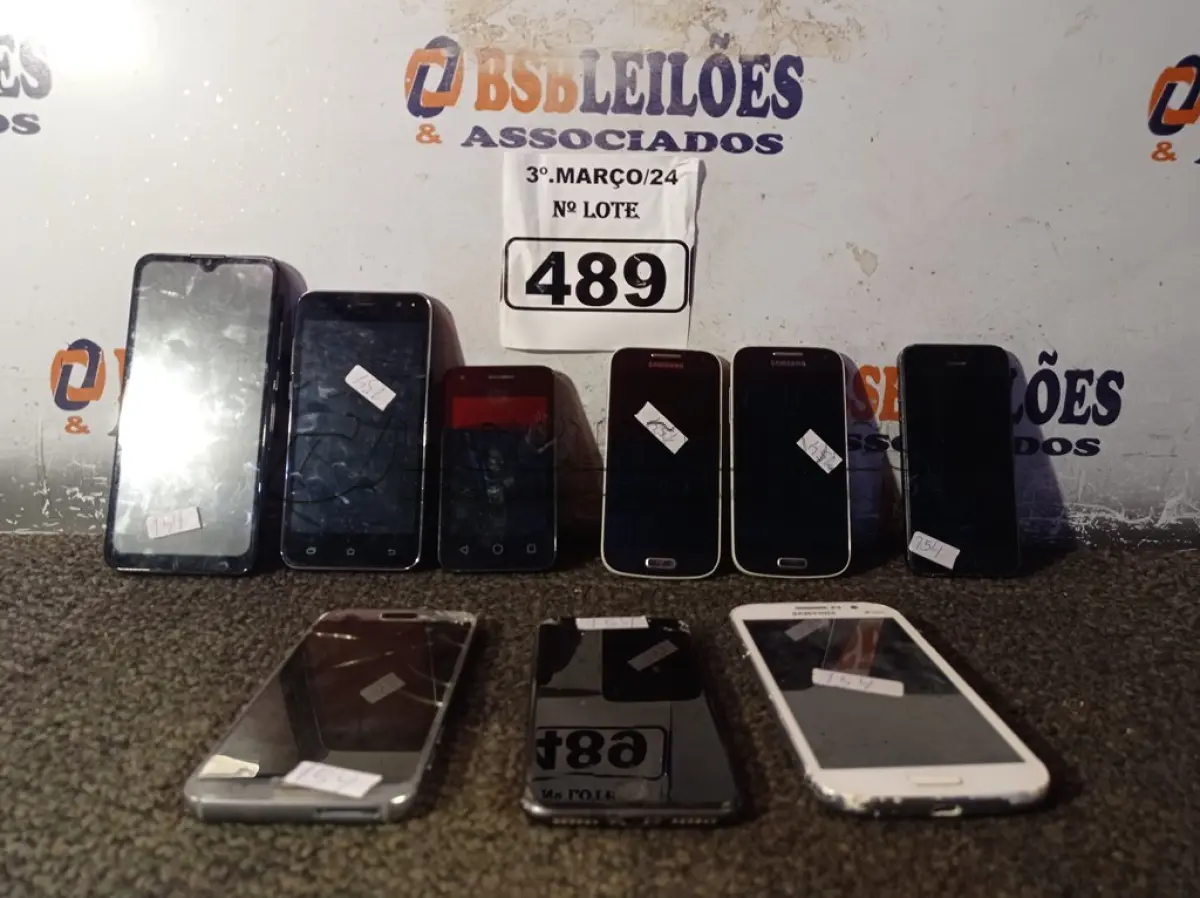 LOTE 489 - 08 CELULARES MARCAS E MODELOS DIVERSOS PARA RETIRADA DE PEÇAS. (NO ESTADO) ATENÇÃO! FAZER A VISITAÇÃO ANTES DE ARREMATAR, NÃO SABEMOS SE FUNCIONA. LEILÃO NÃO TEM GARANTIA E NEM DEVOLUÇÃO, SUJEITO A POSSÍVEIS AVARIAS VISÍVEIS/OCULTAS E/OU AUSÊNCIA DE COMPONENTES.