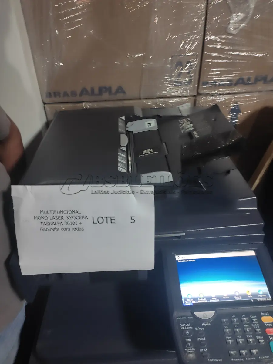 LOTE 005 - 01 MULTIFUNCIONAL MONO LASER_KYOCERA TASKALFA 3010I + GABINETE COM RODAS E 01 MULTIFUNCIONAL COLOR LASER_KYOCERA TASKALFA 4551CI + GRAMPEADOR 50 FLS + GABINETE COM RODAS (NO ESTADO)