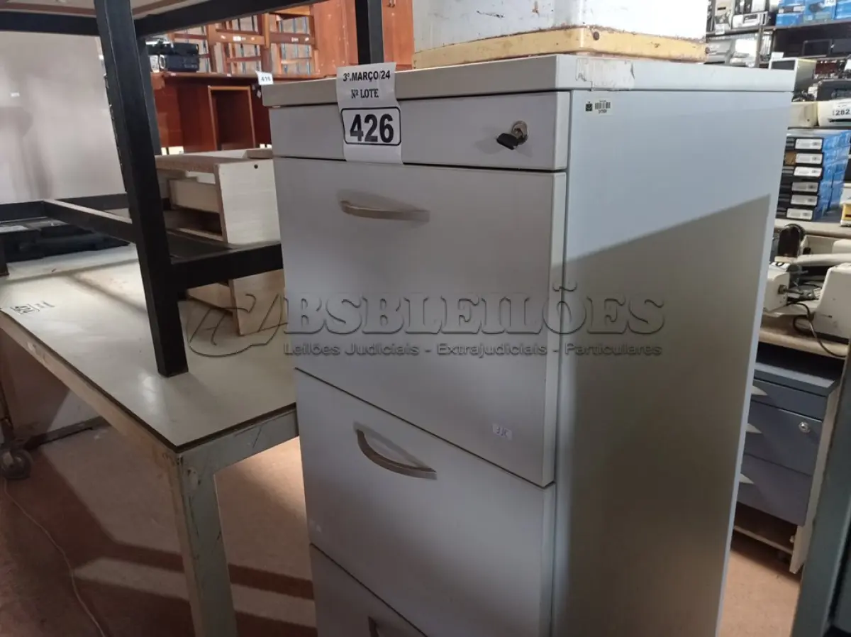 LOTE 426 - 01 ARQUIVO EM MADEIRA COM 04 GAVETAS. (NO ESTADO) ATENÇÃO! FAZER A VISITAÇÃO ANTES DE ARREMATAR, NÃO SABEMOS SE FUNCIONA. LEILÃO NÃO TEM GARANTIA E NEM DEVOLUÇÃO, SUJEITO A POSSÍVEIS AVARIAS VISÍVEIS/OCULTAS E/OU AUSÊNCIA DE COMPONENTES.