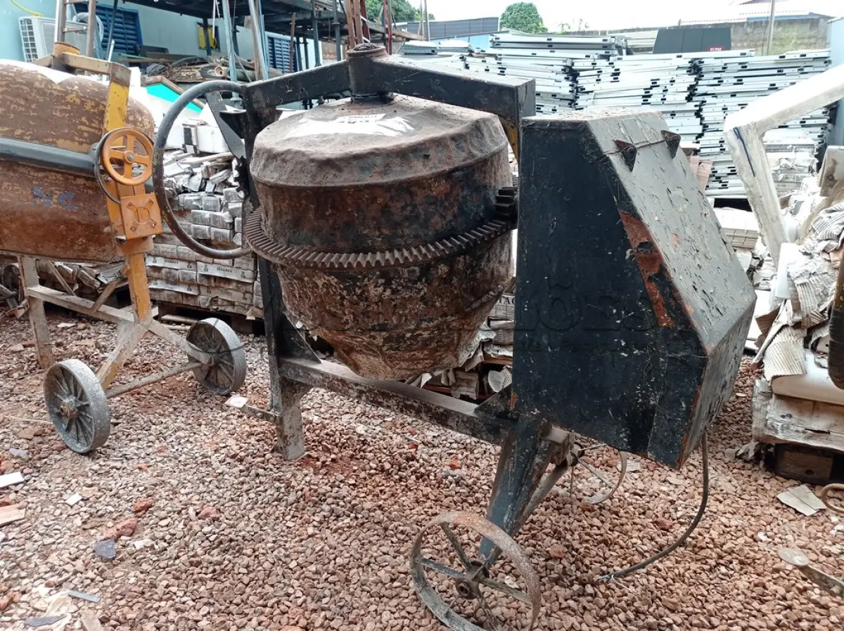 LOTE 482 - 01 BETONEIRA. (NO ESTADO) ATENÇÃO! FAZER A VISITAÇÃO ANTES DE ARREMATAR, NÃO SABEMOS SE FUNCIONA. LEILÃO NÃO TEM GARANTIA E NEM DEVOLUÇÃO, SUJEITO A POSSÍVEIS AVARIAS VISÍVEIS/OCULTAS E/OU AUSÊNCIA DE COMPONENTES.