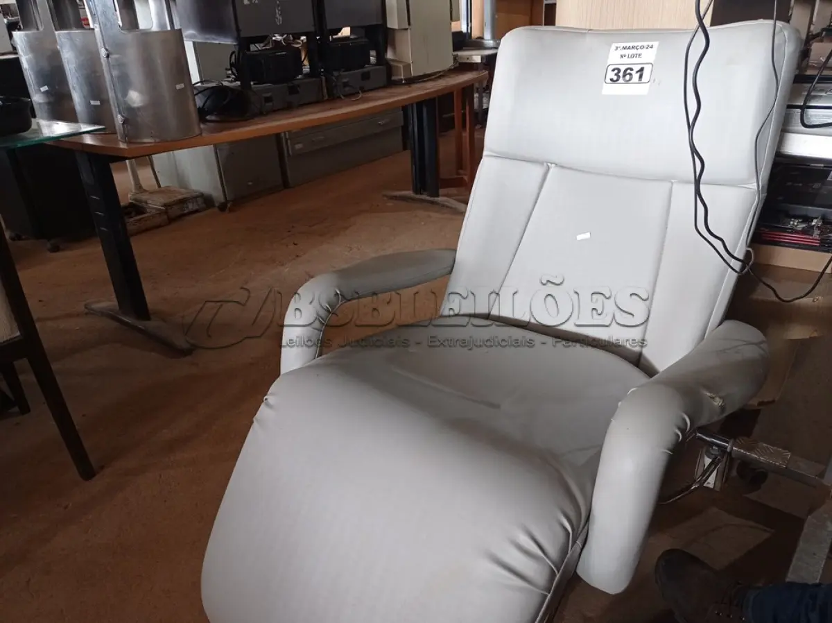 LOTE 361 - 01 POLTRONA DE DESCANSO COM RODINHAS. (NO ESTADO) ATENÇÃO! FAZER A VISITAÇÃO ANTES DE ARREMATAR, NÃO SABEMOS SE FUNCIONA. LEILÃO NÃO TEM GARANTIA E NEM DEVOLUÇÃO, SUJEITO A POSSÍVEIS AVARIAS VISÍVEIS/OCULTAS E/OU AUSÊNCIA DE COMPONENTES.