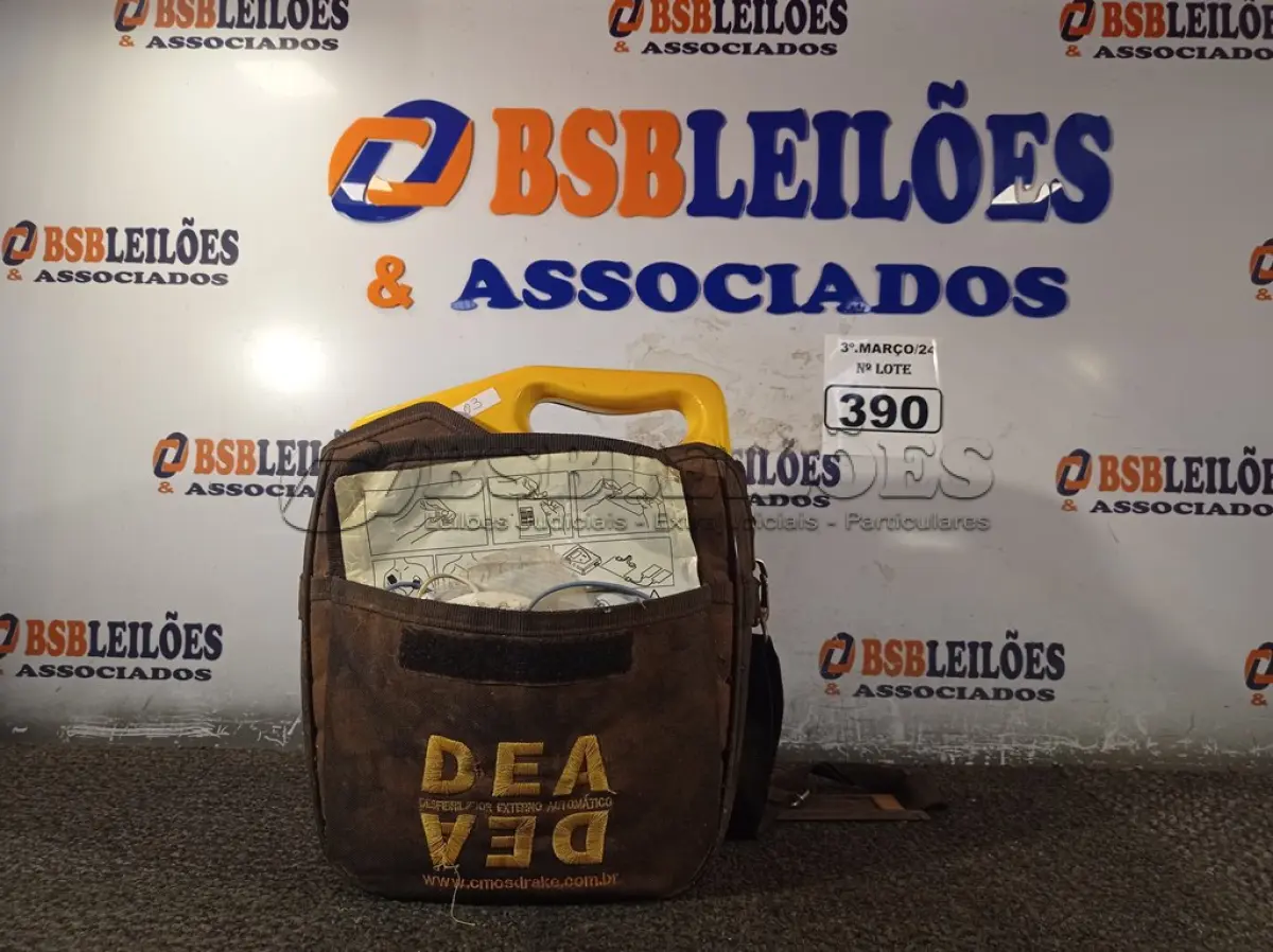 LOTE 390 - 01 DESFIBRILADOR EXTERNO AUTOMÁTICO. (NO ESTADO) ATENÇÃO! FAZER A VISITAÇÃO ANTES DE ARREMATAR, NÃO SABEMOS SE FUNCIONA. LEILÃO NÃO TEM GARANTIA E NEM DEVOLUÇÃO, SUJEITO A POSSÍVEIS AVARIAS VISÍVEIS/OCULTAS E/OU AUSÊNCIA DE COMPONENTES.